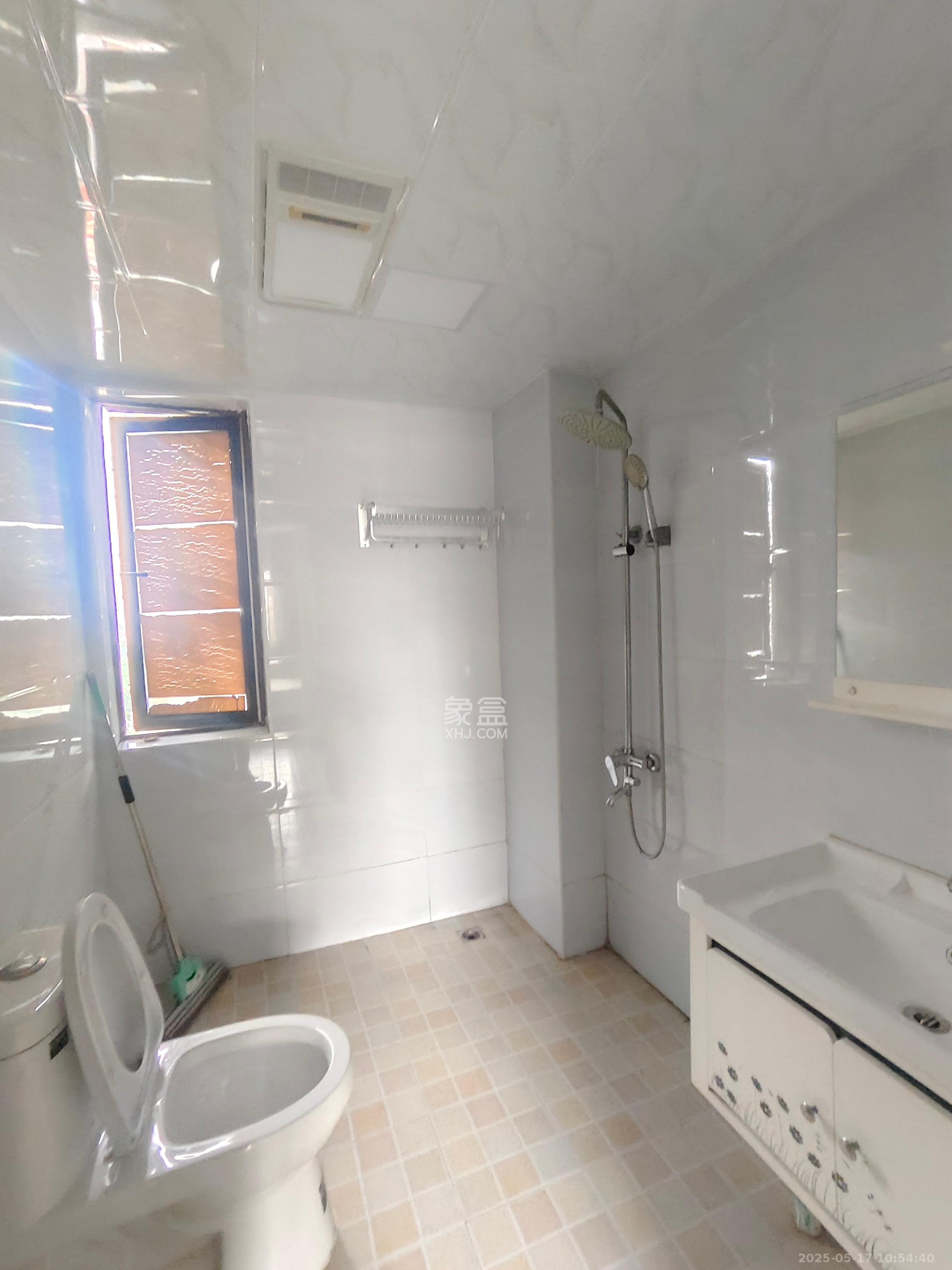 好莱城(弘德西街)  4室2厅2卫    3200.0元/月 好莱城(弘德西街)  4室2厅2卫    3200.0元/月室内图