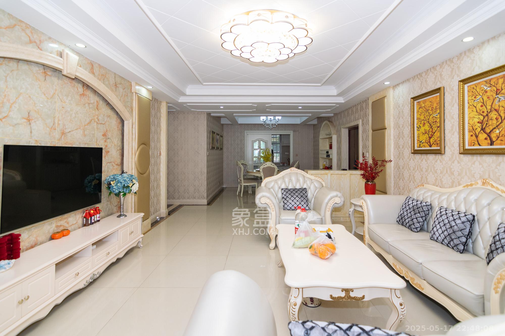 金地三千府(金地湖山樾、金地自在城) 5室2厅3卫 178.0万 金地三千府(金地湖山樾、金地自在城) 5室2厅3卫 178.0万客厅