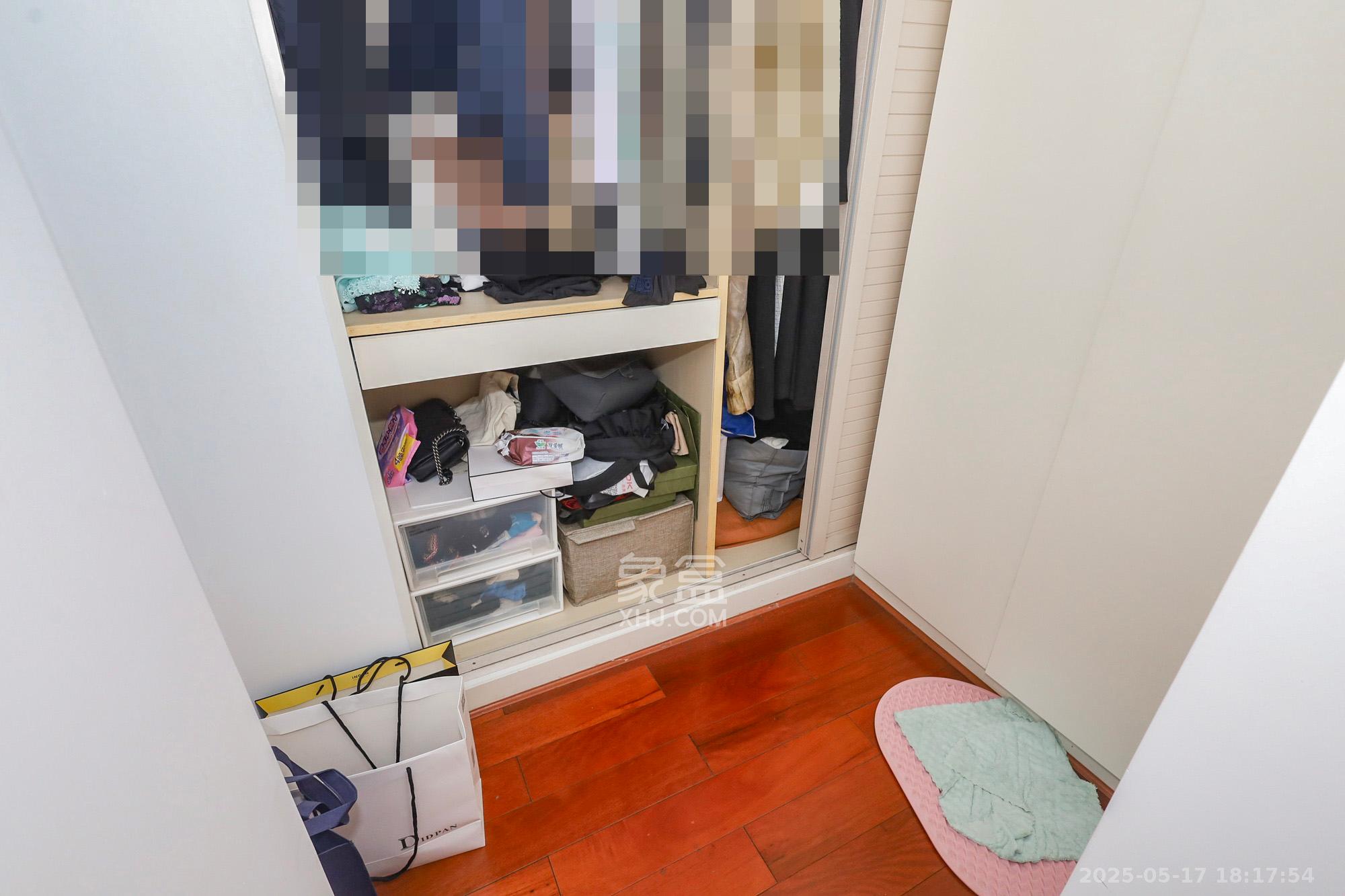 钰龙天下一期  3室2厅2卫   220.00万卫生间