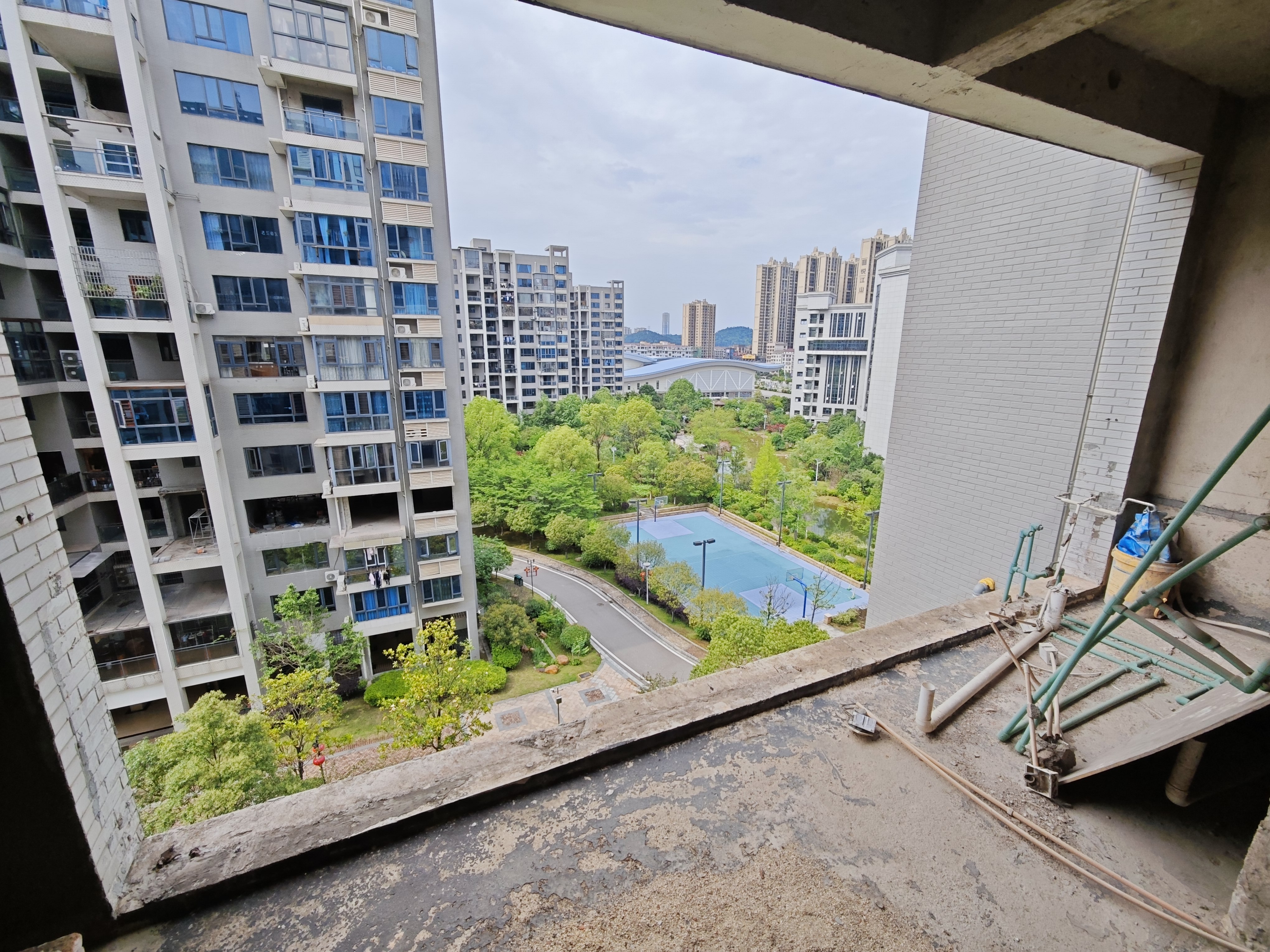 新烟草局单位房(城南) 5室2厅2卫 112.0万 新烟草局单位房(城南) 5室2厅2卫 112.0万阳台