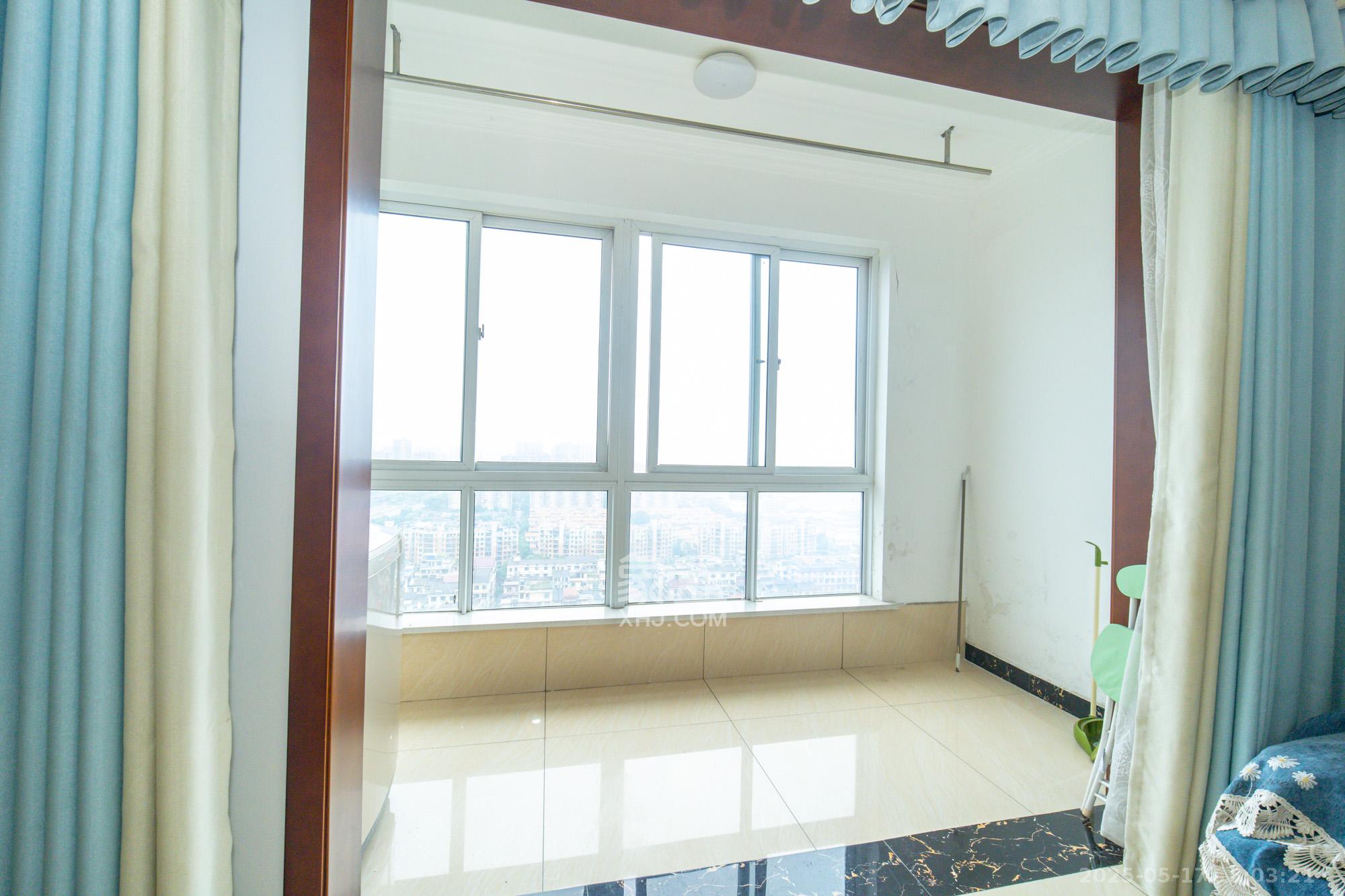 楚天世纪城西苑 3室2厅1卫 80.0万 楚天世纪城西苑 3室2厅1卫 80.0万阳台