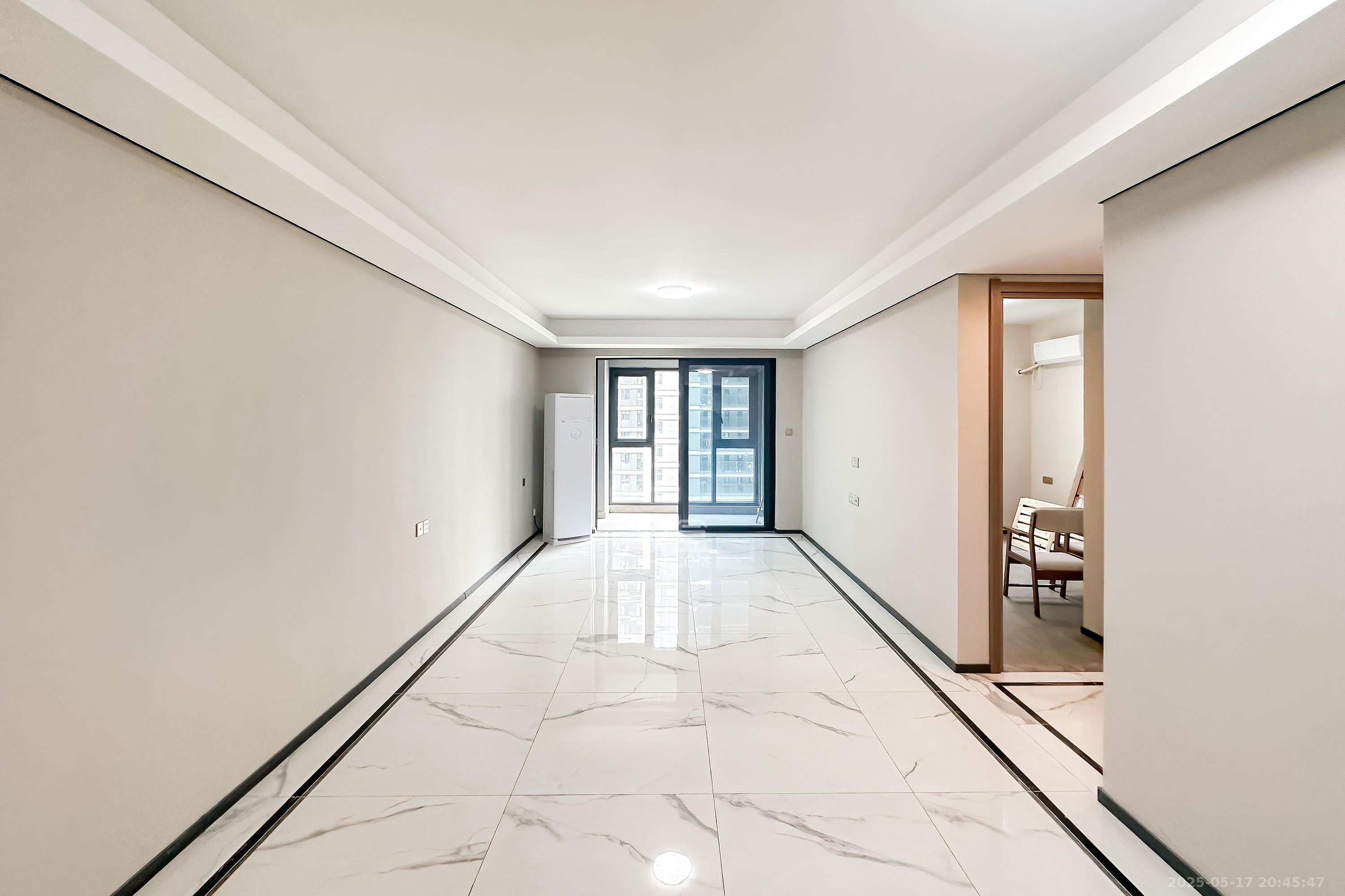 中海阅麓山二期  3室2厅1卫    140.0万 中海阅麓山二期  3室2厅1卫    140.0万客厅