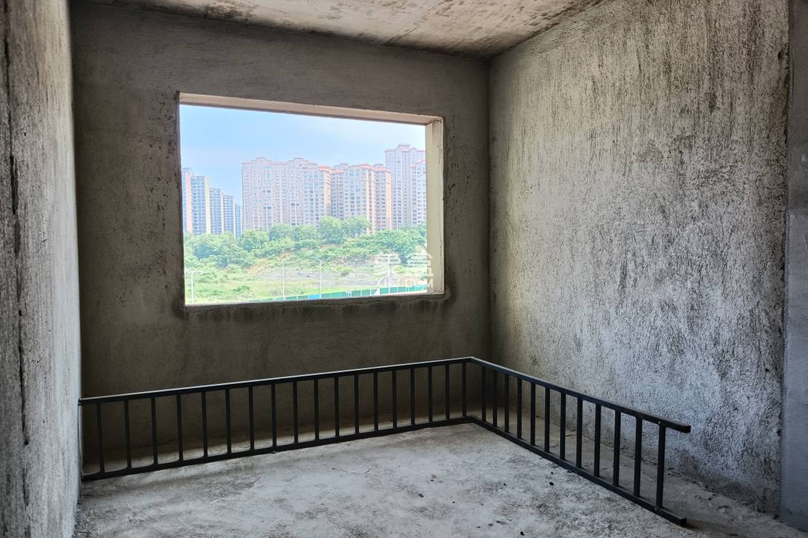 云泰天麓 5室2厅3卫 80.0万 云泰天麓 5室2厅3卫 80.0万客厅