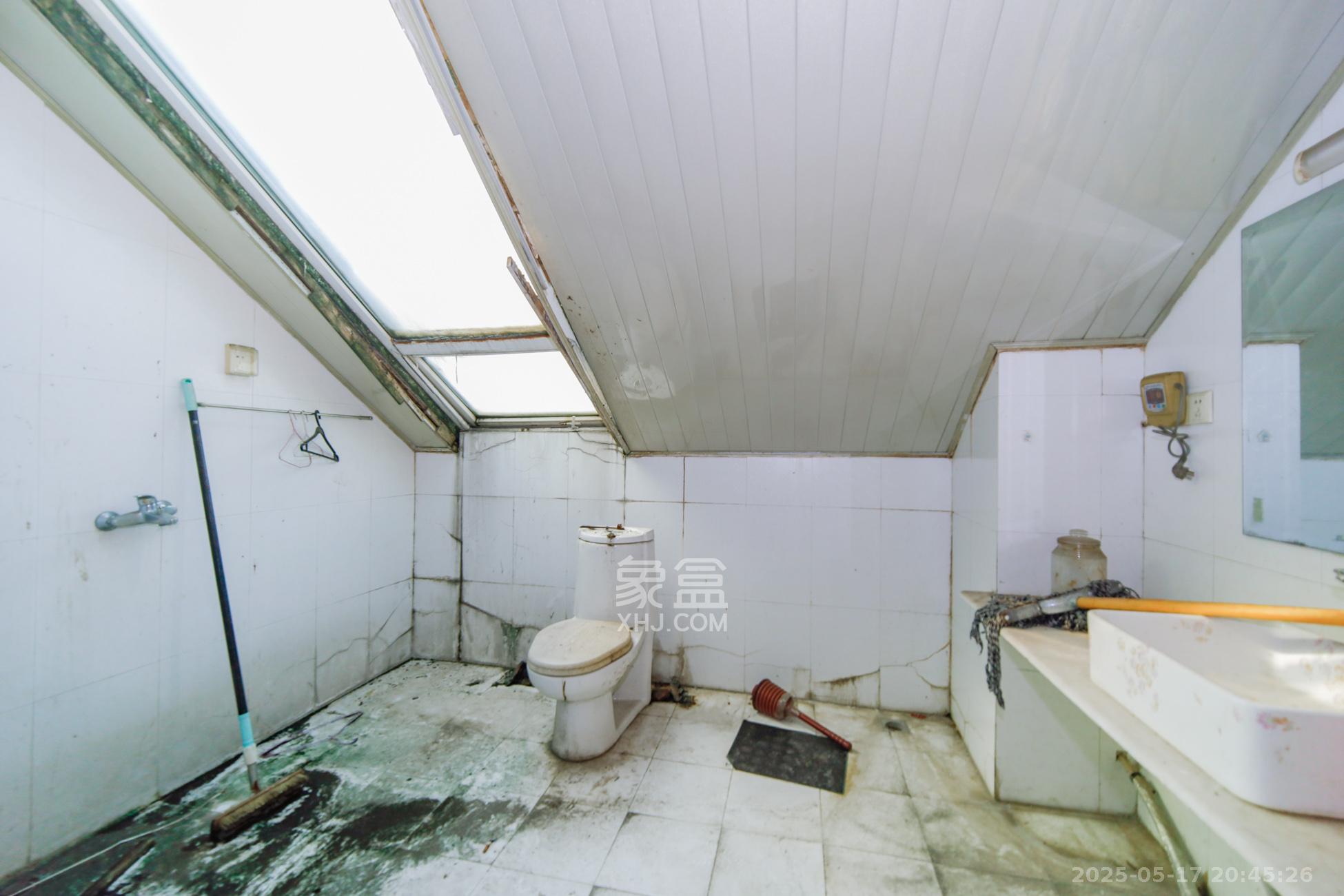 东方名都百草园  3室2厅1卫    38.0万卫生间