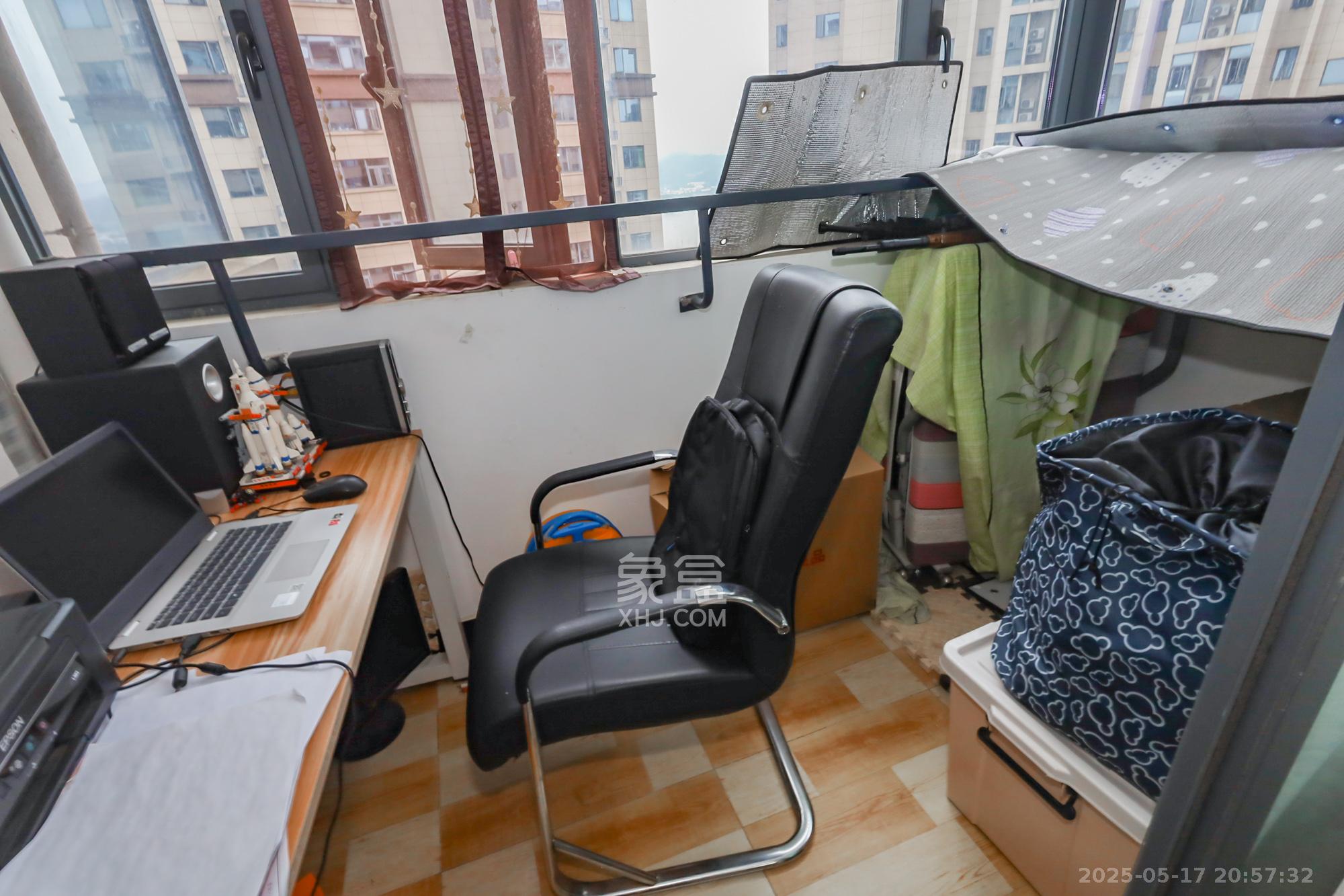 蓝光雍锦阁 3室2厅2卫 105.0万 蓝光雍锦阁 3室2厅2卫 105.0万阳台