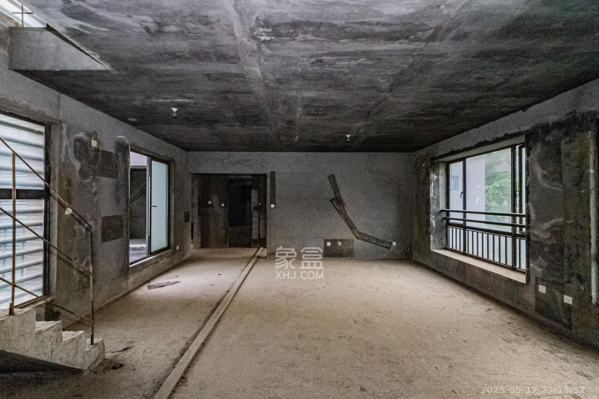 万科城  5室2厅1卫   399.00万
