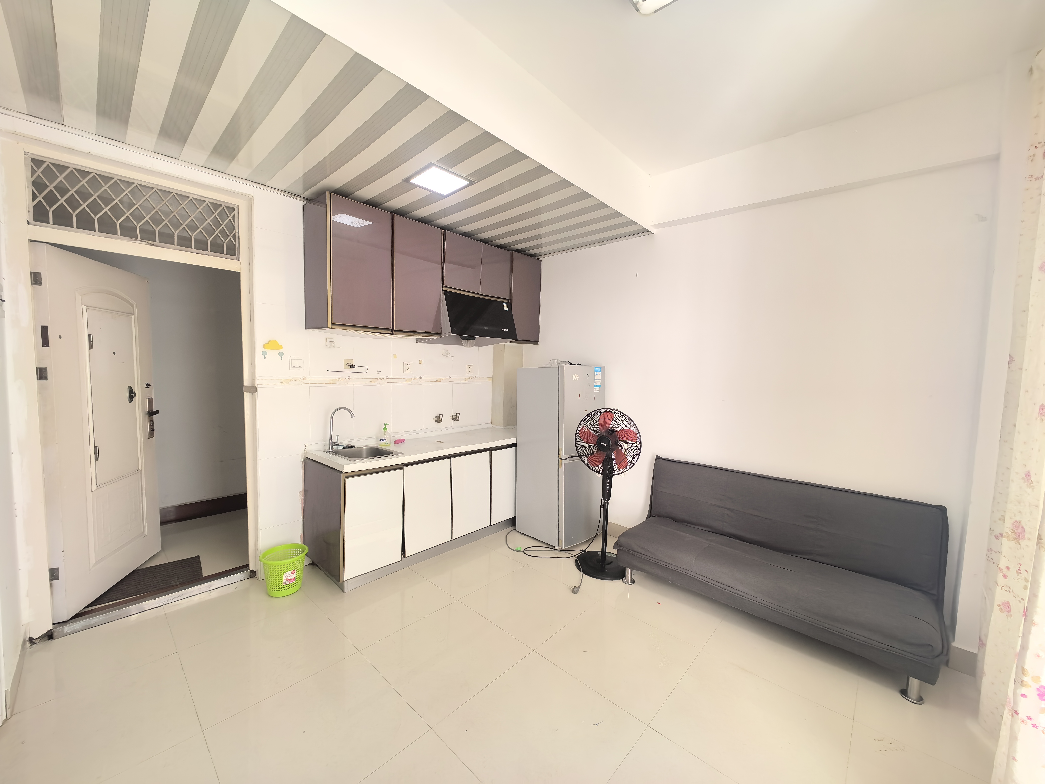 海富大厦  1室1厅1卫    1200.0元/月 海富大厦  1室1厅1卫    1200.0元/月室内图