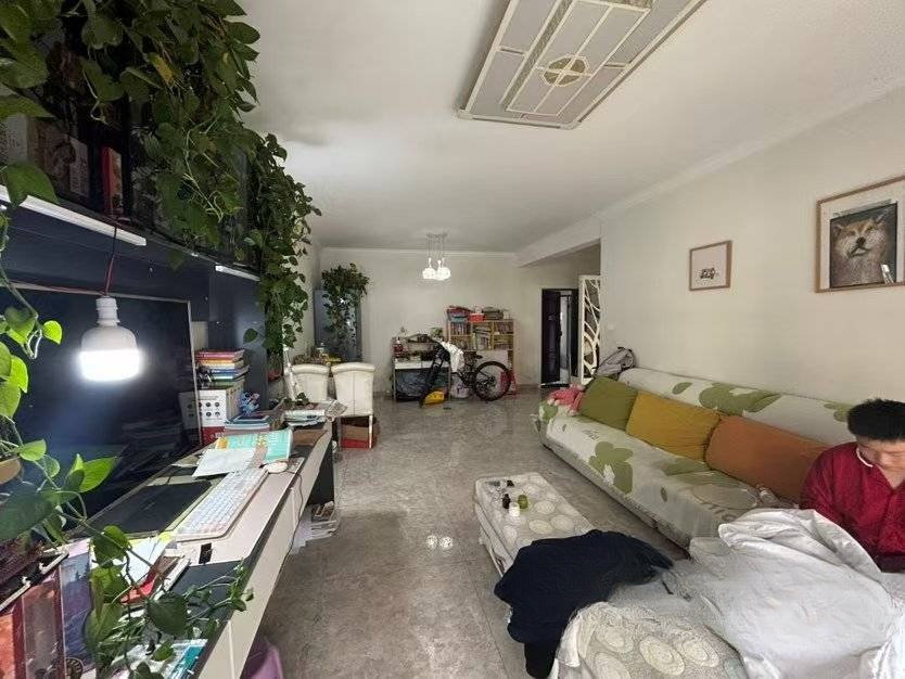 玉恒龙岸小区  3室2厅2卫   69.80万客厅