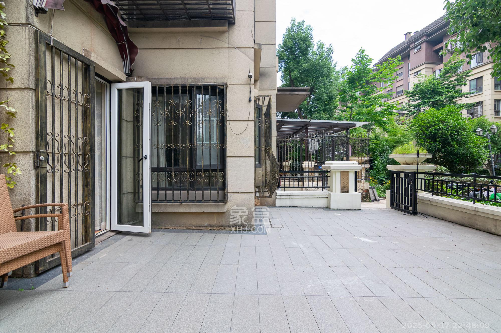 金地三千府(金地湖山樾、金地自在城) 5室2厅3卫 178.0万 金地三千府(金地湖山樾、金地自在城) 5室2厅3卫 178.0万阳台