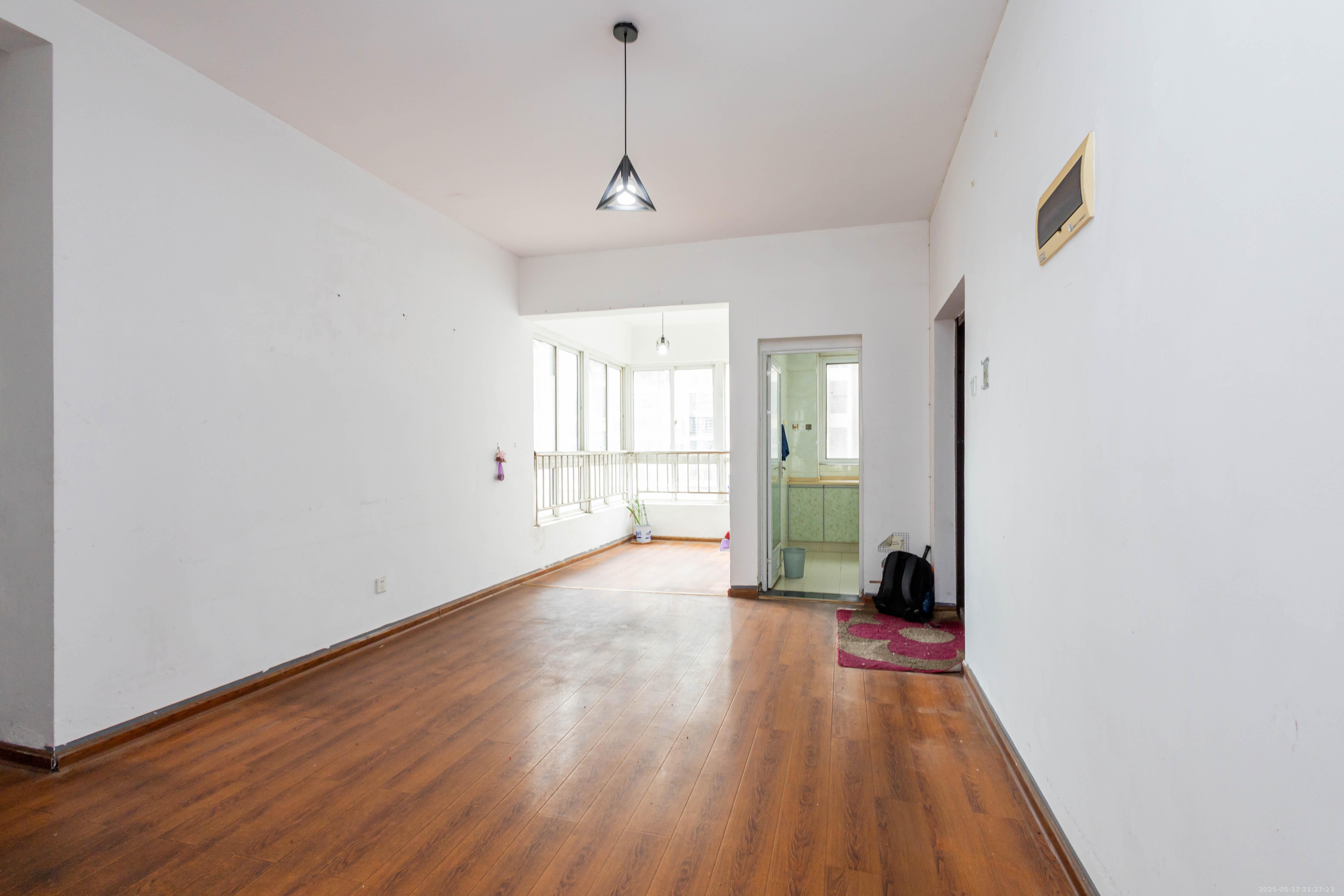 星城福邸(雄天朗郡)  3室2厅2卫    95.0万 星城福邸(雄天朗郡)  3室2厅2卫    95.0万客厅