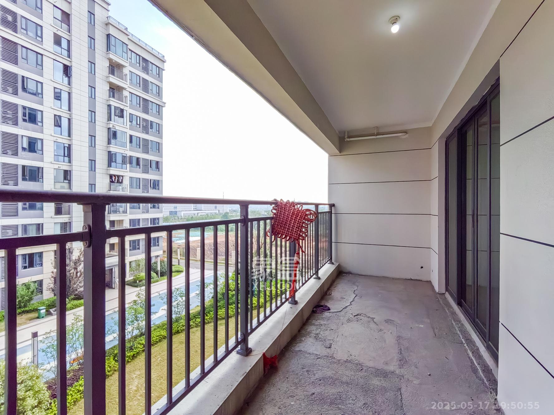 保利金香槟 3室2厅2卫 95.0万 保利金香槟 3室2厅2卫 95.0万阳台