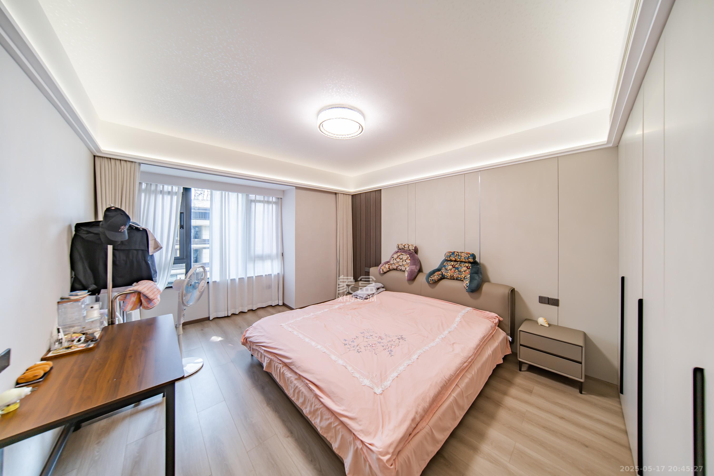 保利天汇  4室2厅2卫   368.00万卧室