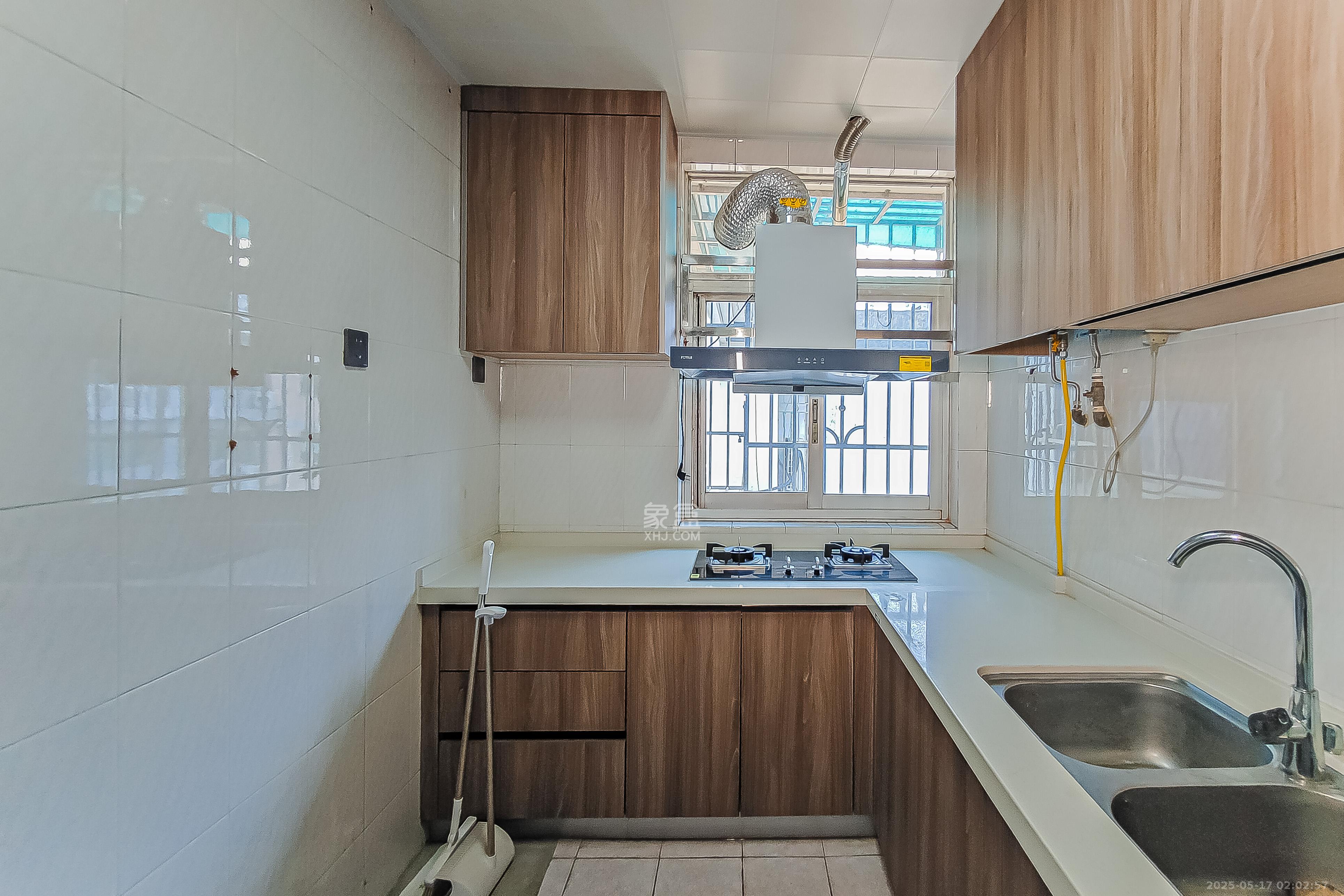 鸿园小区  3室2厅2卫    140.0万 鸿园小区  3室2厅2卫    140.0万厨房