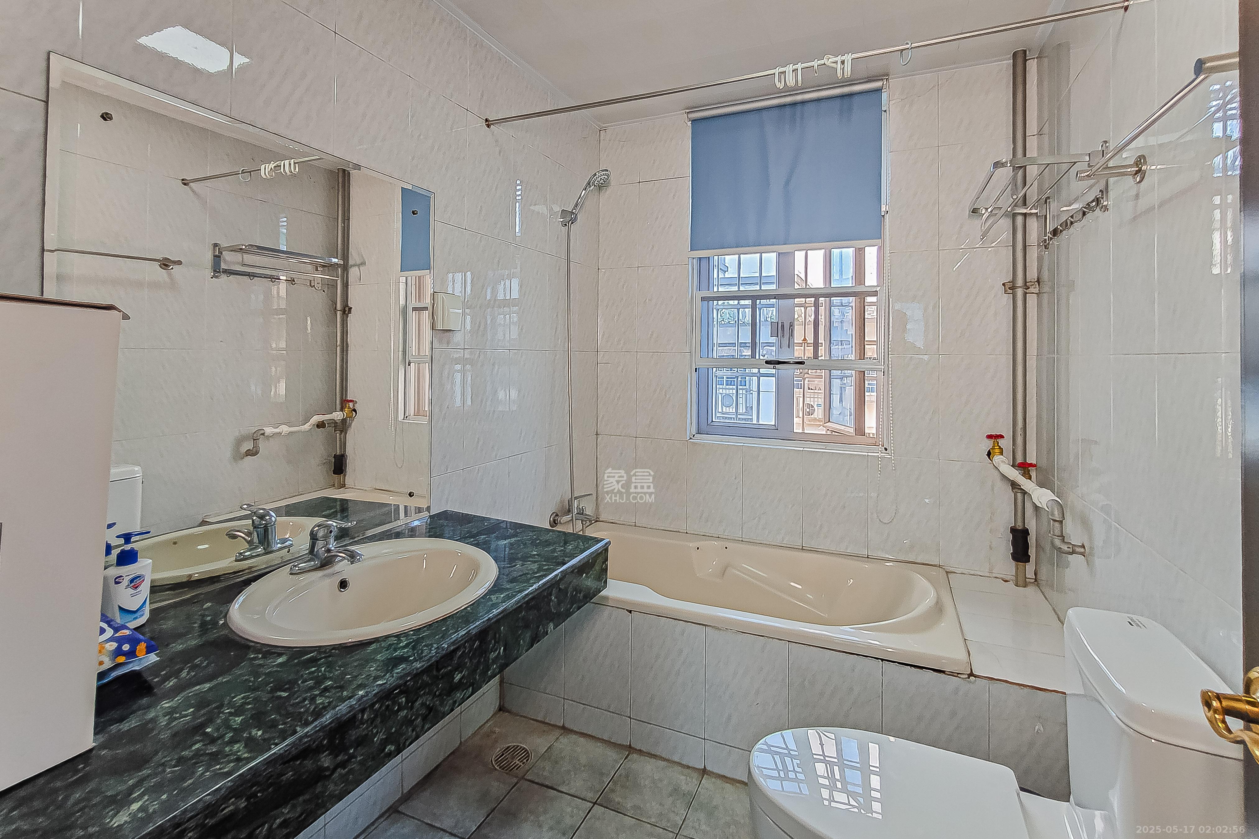 鸿园小区  3室2厅2卫    140.0万 鸿园小区  3室2厅2卫    140.0万卫生间