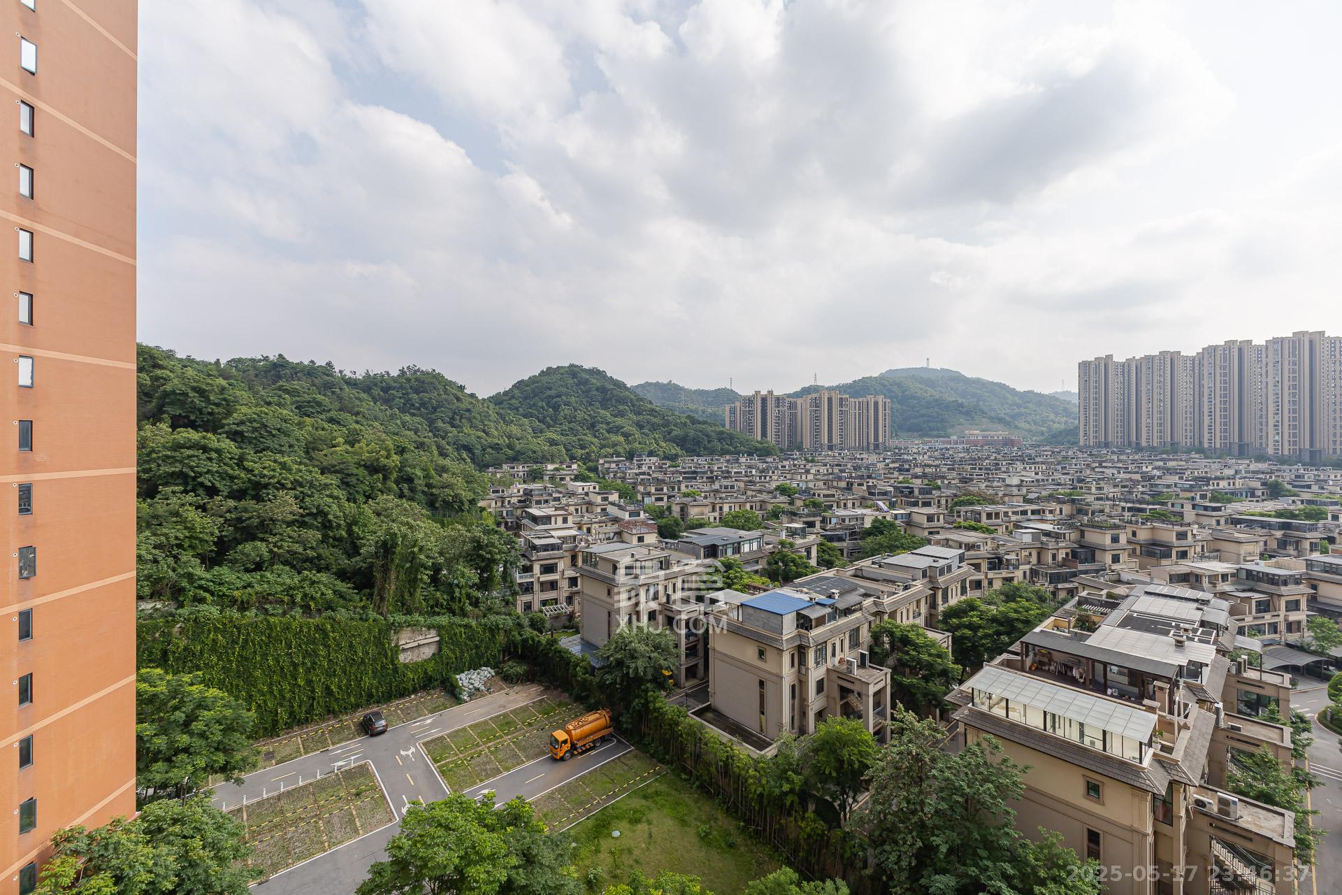 珠江东方明珠（新地东方明珠）三期  3室2厅2卫   70.00万客厅