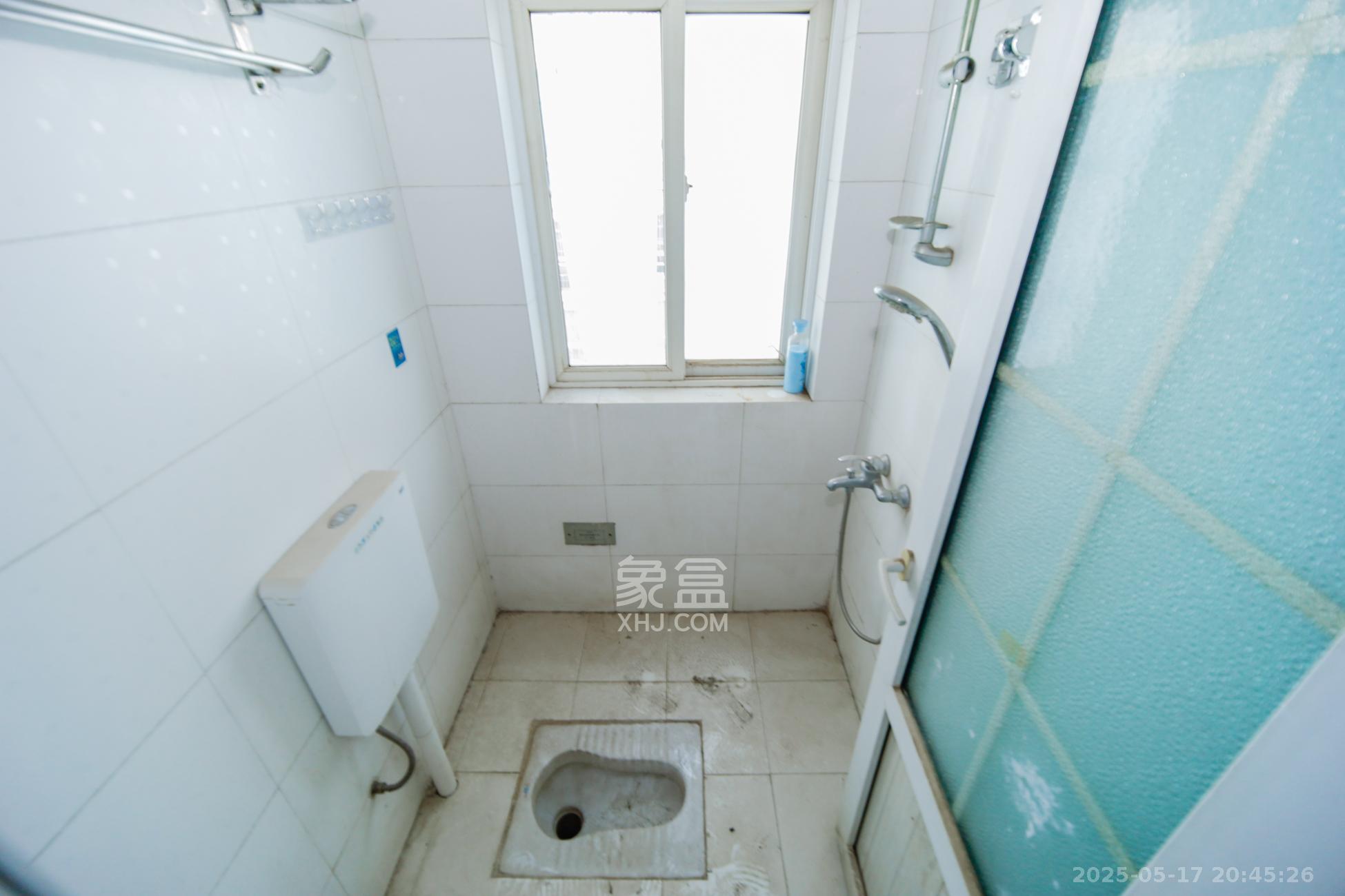 东方名都百草园  3室2厅1卫    38.0万卫生间