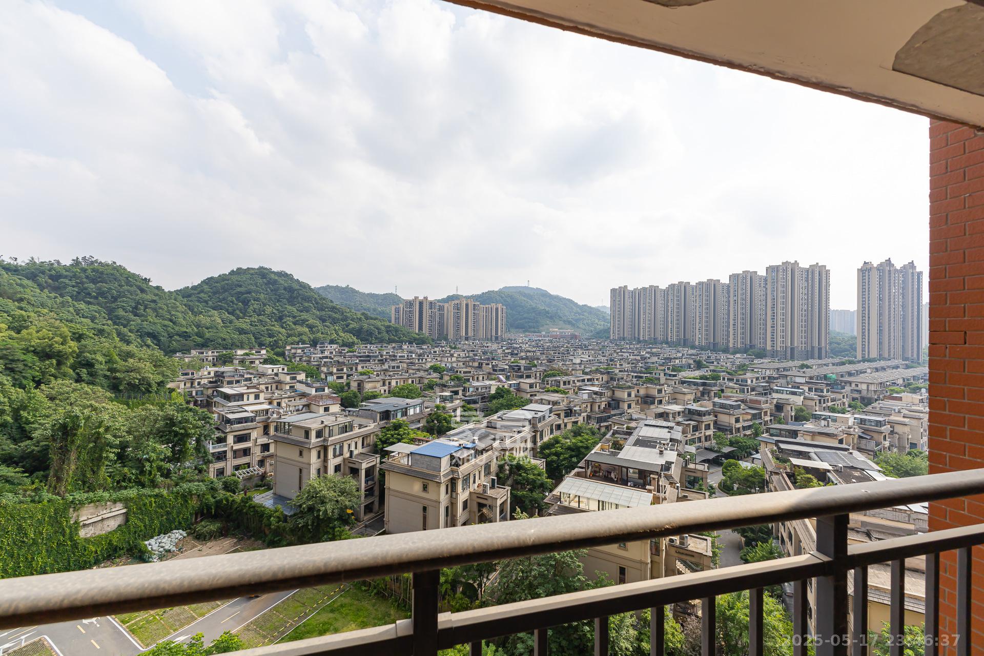 珠江东方明珠（新地东方明珠）三期  3室2厅2卫   70.00万客厅
