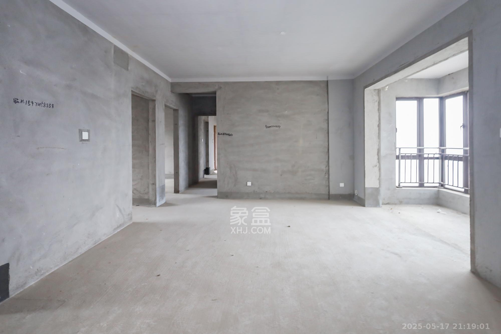 保利西海岸B区  4室2厅2卫    225.0万 保利西海岸B区  4室2厅2卫    225.0万客厅