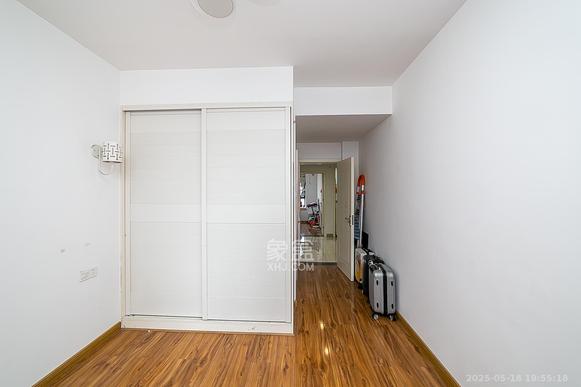 天鸿天府(天鸿中央大院) 4室2厅1卫 132.0万 天鸿天府(天鸿中央大院) 4室2厅1卫 132.0万卧室