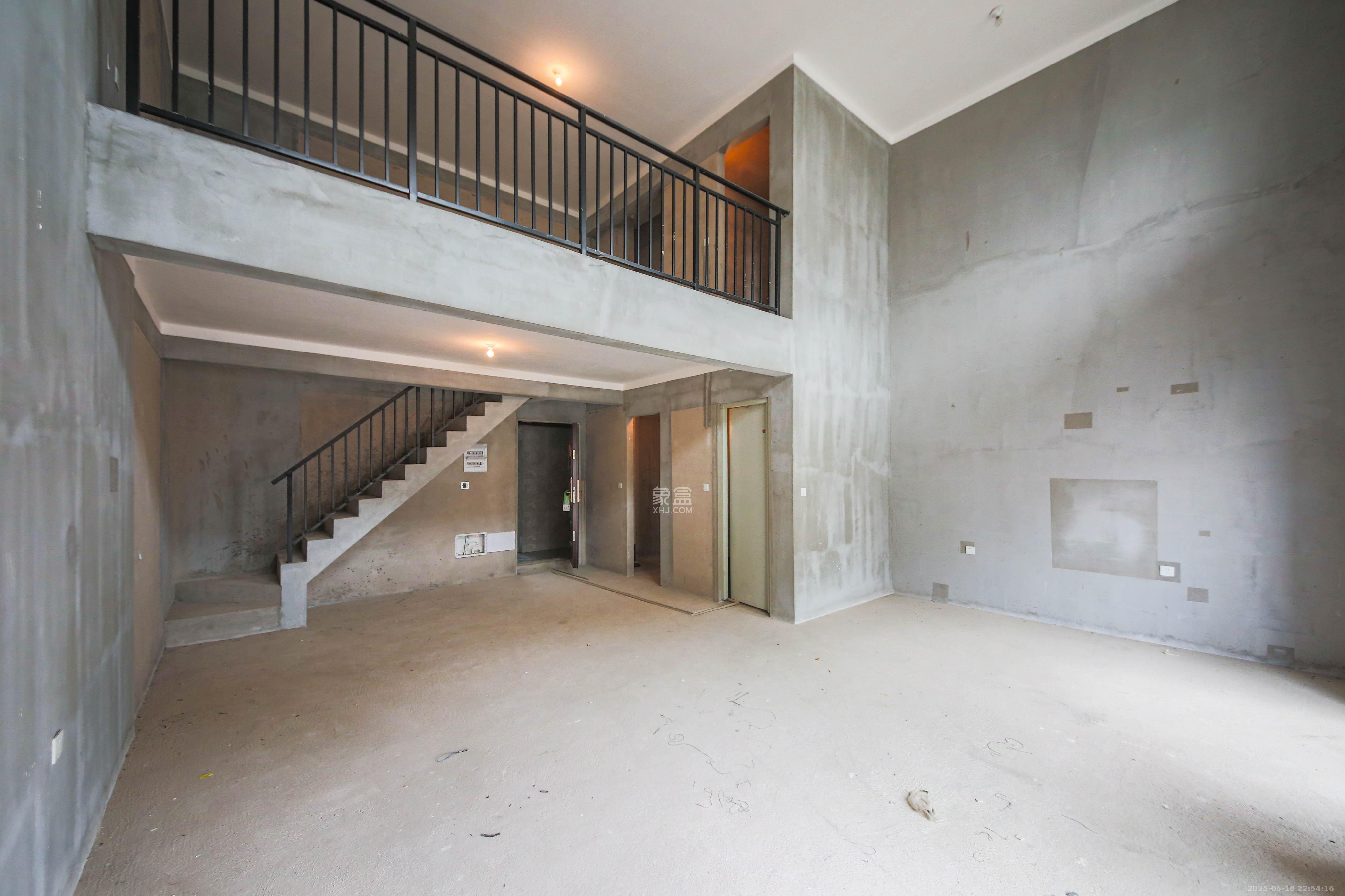 中建钰和城  4室2厅2卫   180.00万客厅