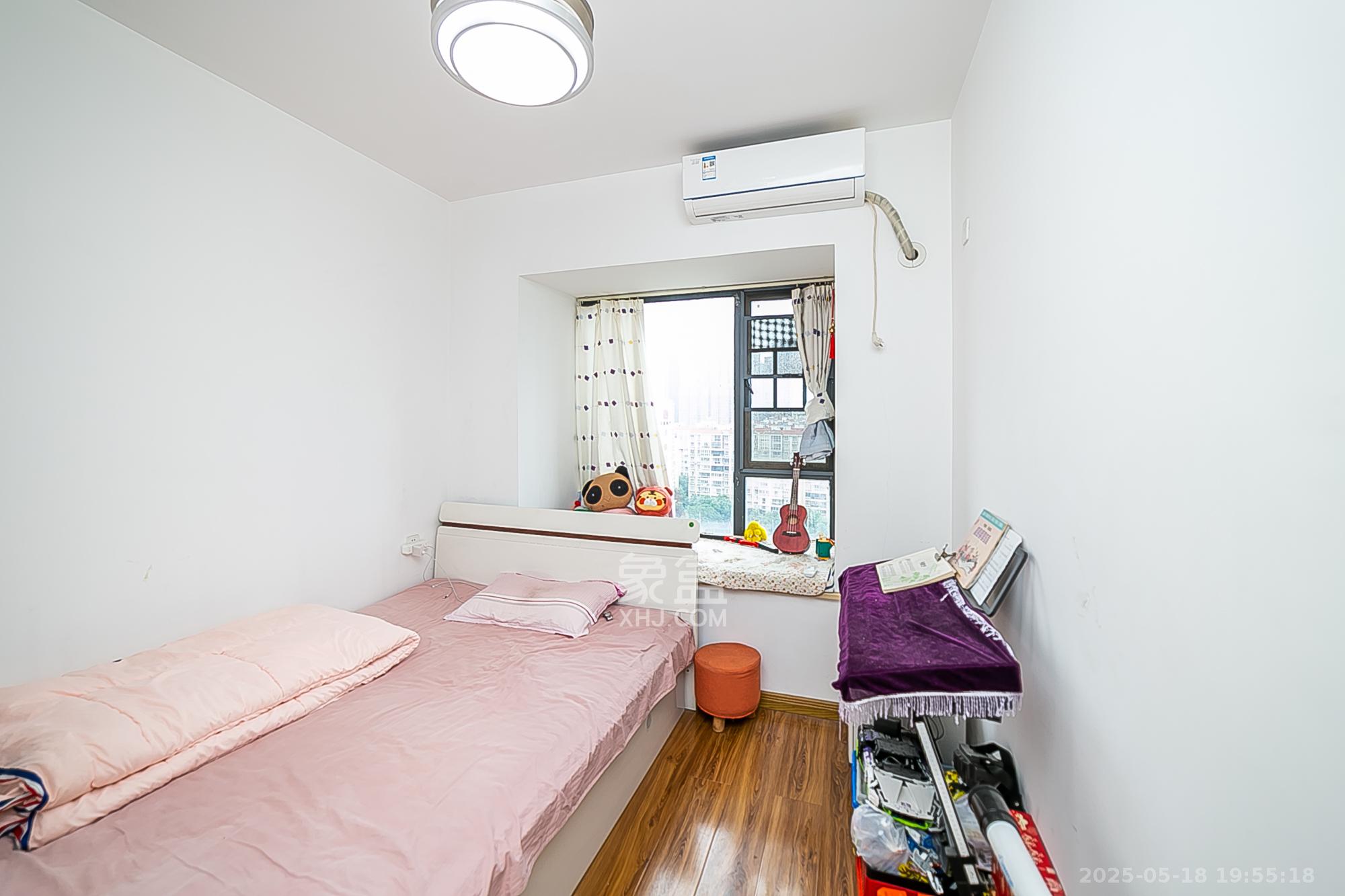 天鸿天府(天鸿中央大院) 4室2厅1卫 132.0万 天鸿天府(天鸿中央大院) 4室2厅1卫 132.0万卧室