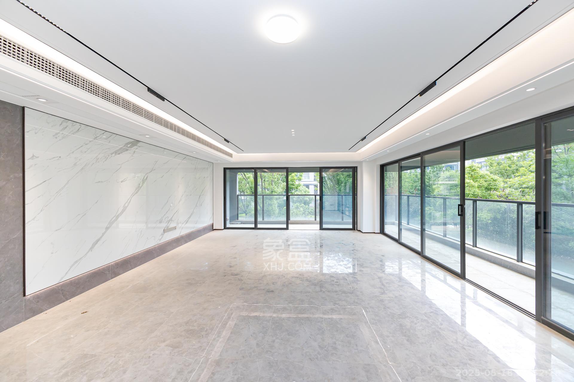 嘉臣道 4室2厅4卫 458.0万 嘉臣道 4室2厅4卫 458.0万客厅