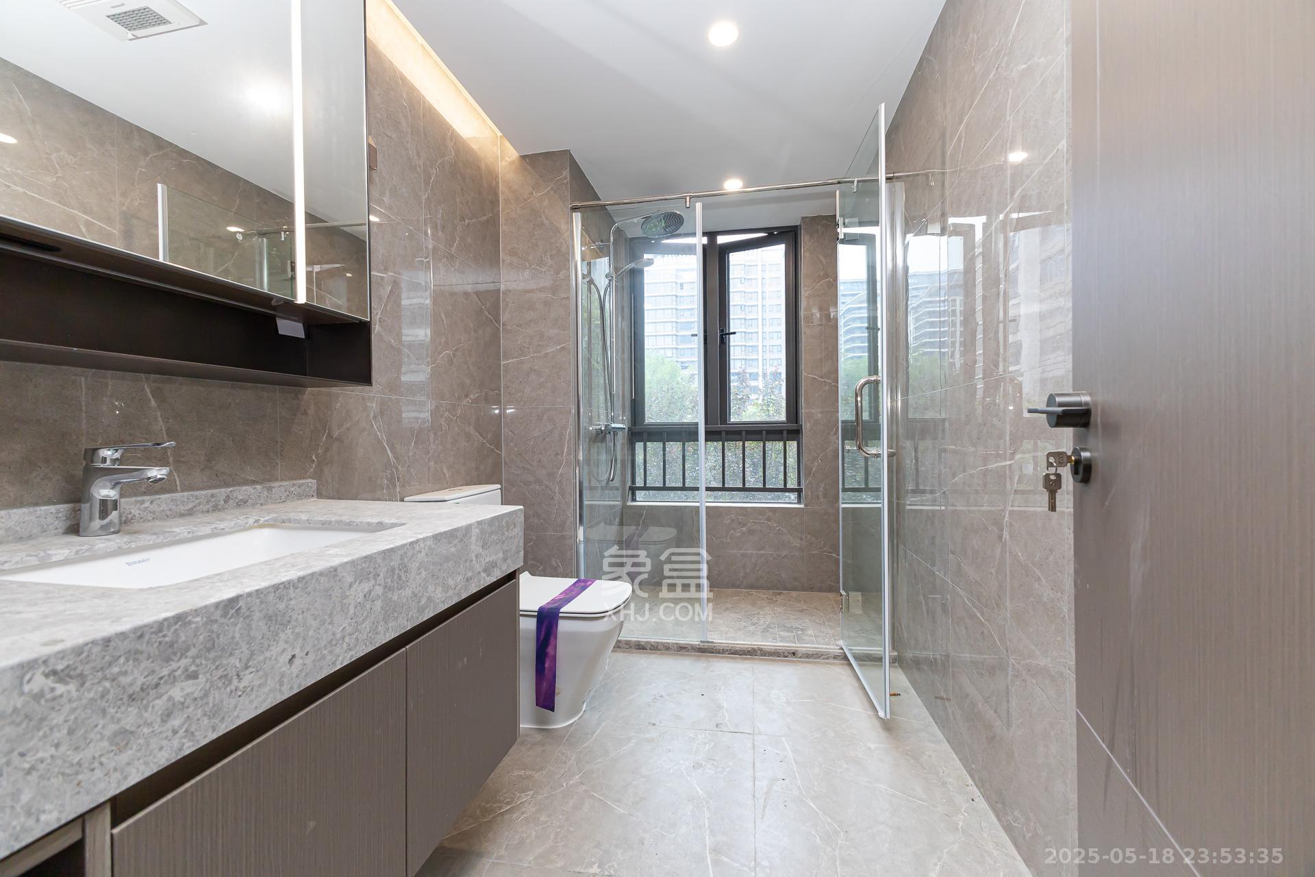 嘉臣道 4室2厅4卫 458.0万 嘉臣道 4室2厅4卫 458.0万卫生间