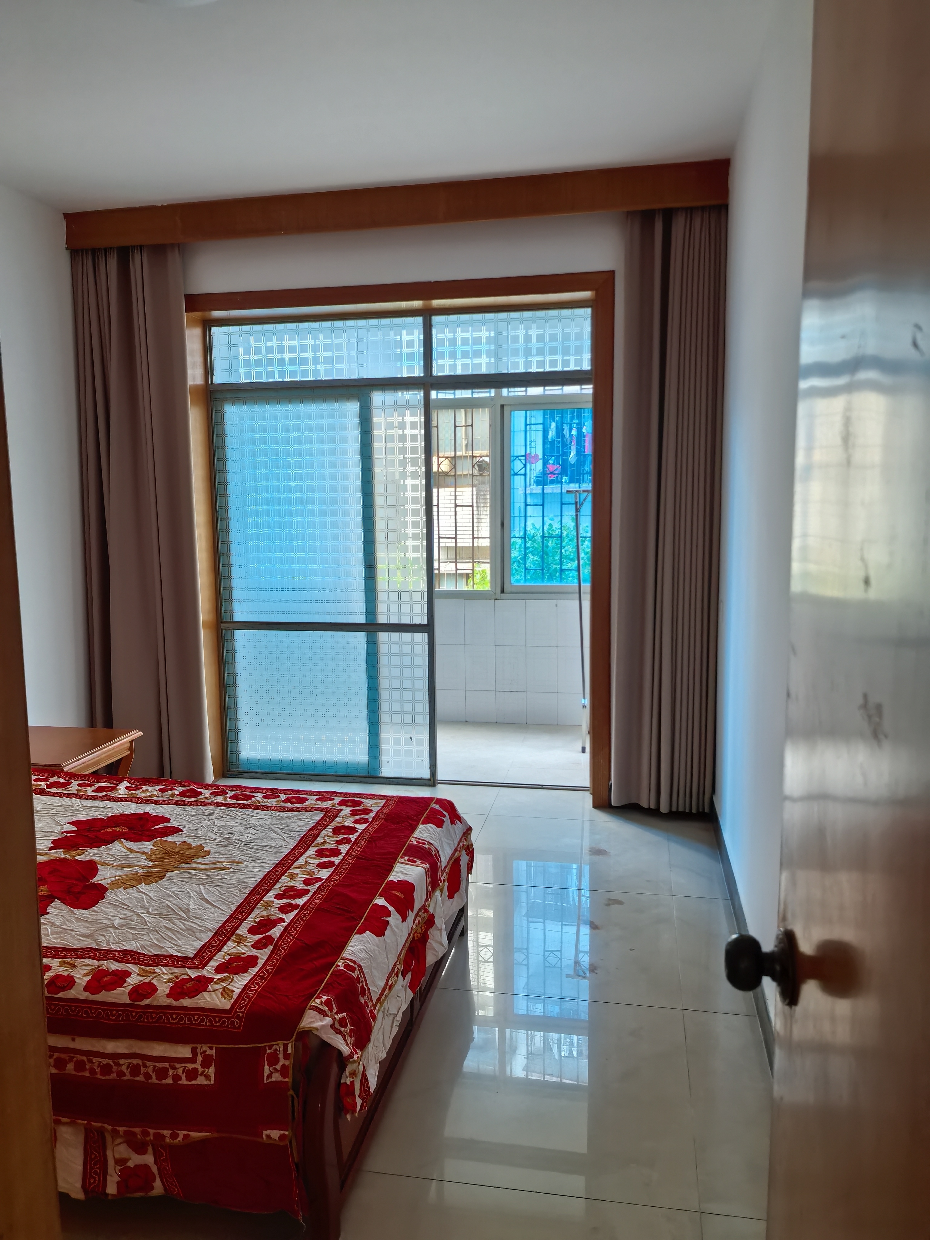 凤凰山小区 3室2厅1卫 1200.0元/月 凤凰山小区 3室2厅1卫 1200.0元/月室内图