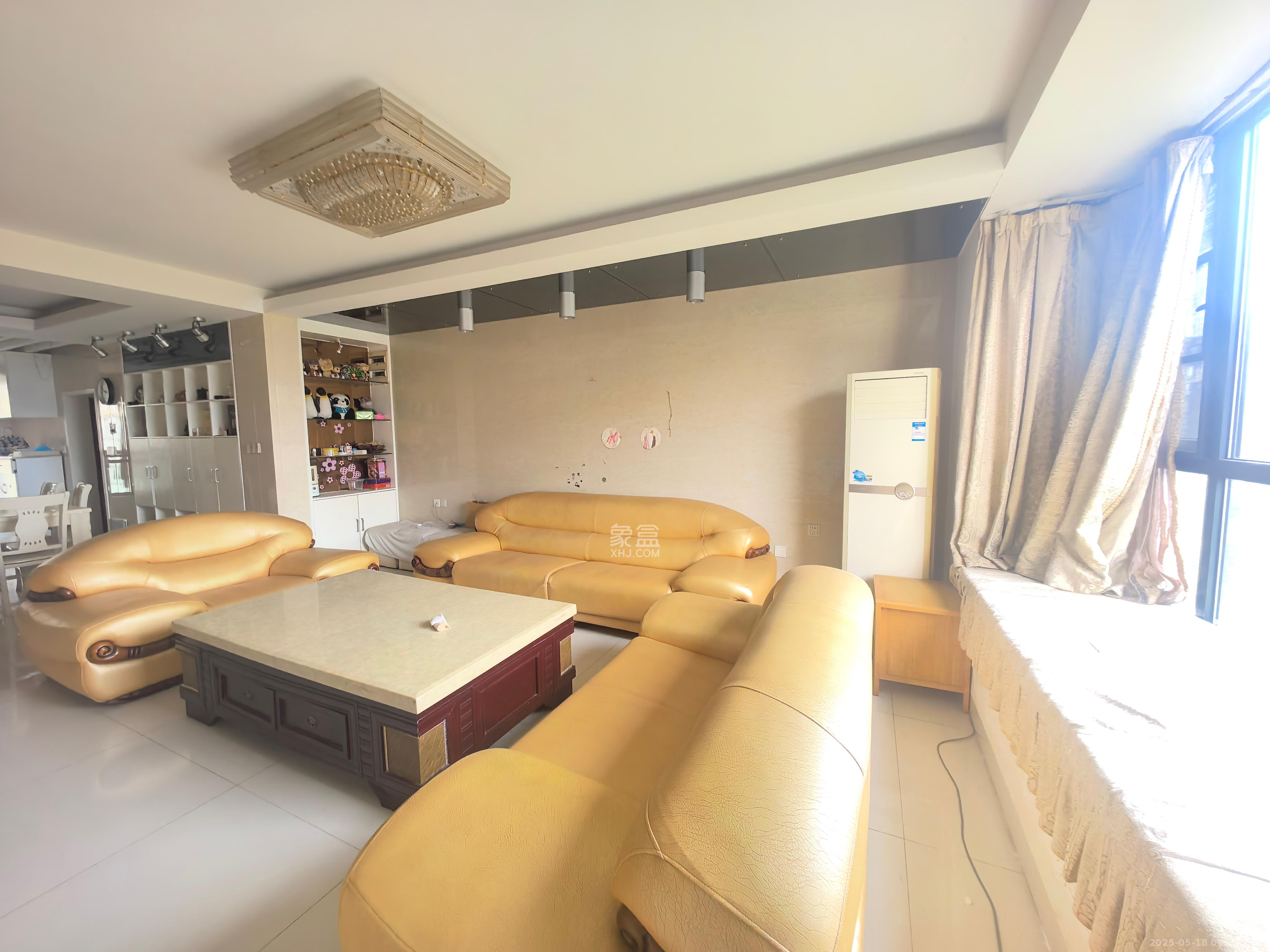 东方名苑臻嘉园  3室2厅3卫    98.8万 东方名苑臻嘉园  3室2厅3卫    98.8万客厅