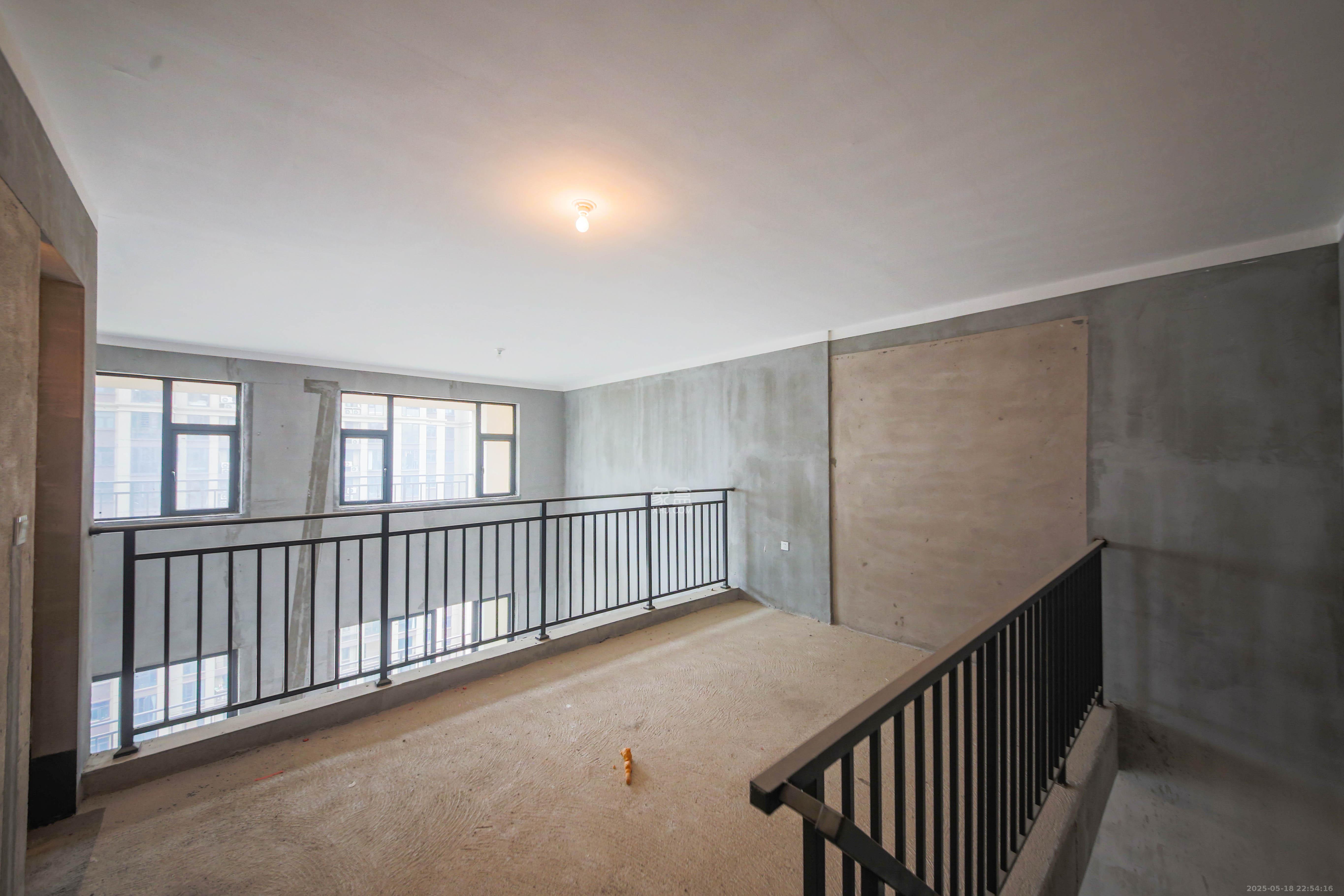 中建钰和城  4室2厅2卫   180.00万客厅