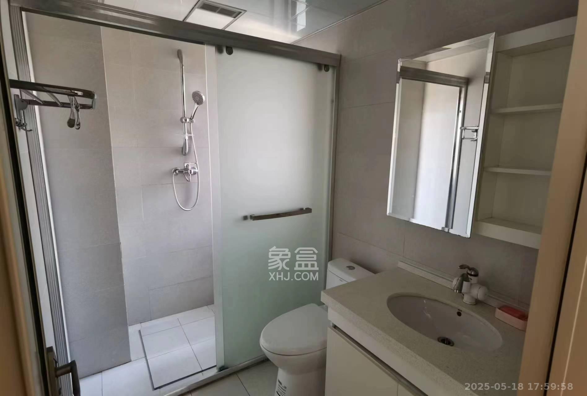 三一街区  3室2厅2卫   2300.00元/月室内图