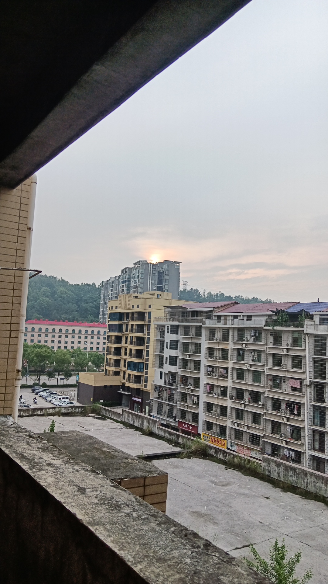 悦江山 6室2厅4卫 120.0万 悦江山 6室2厅4卫 120.0万客厅