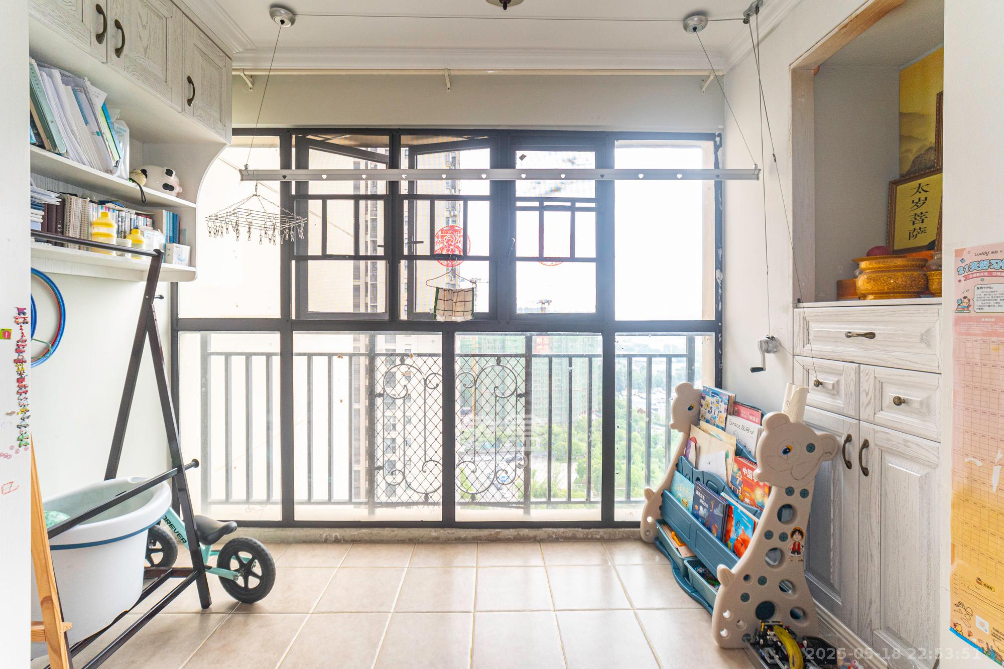 金科时代中心 3室2厅2卫 75.8万 金科时代中心 3室2厅2卫 75.8万阳台