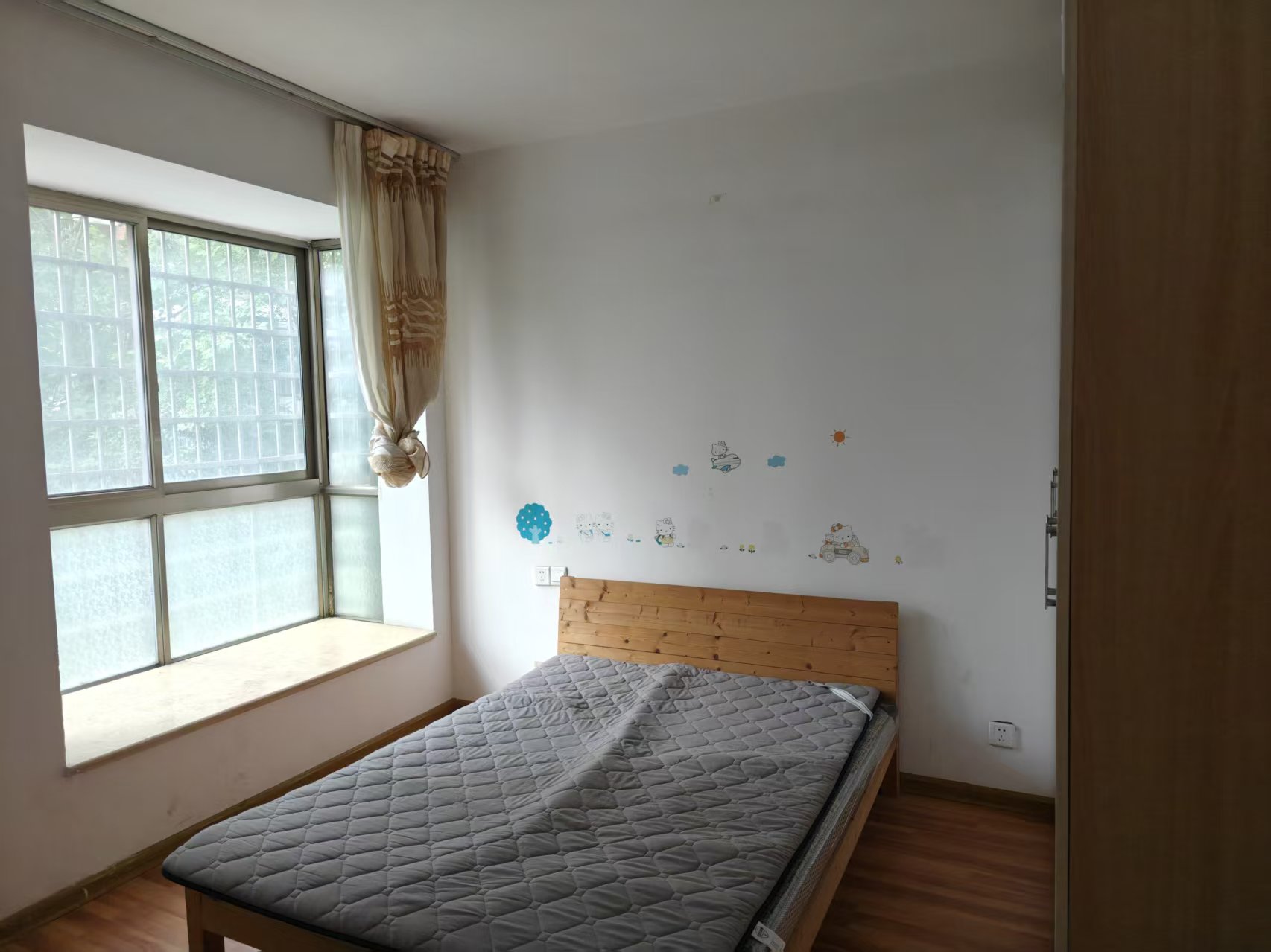 区教师新村 5室2厅2卫 86.0万 区教师新村 5室2厅2卫 86.0万客厅