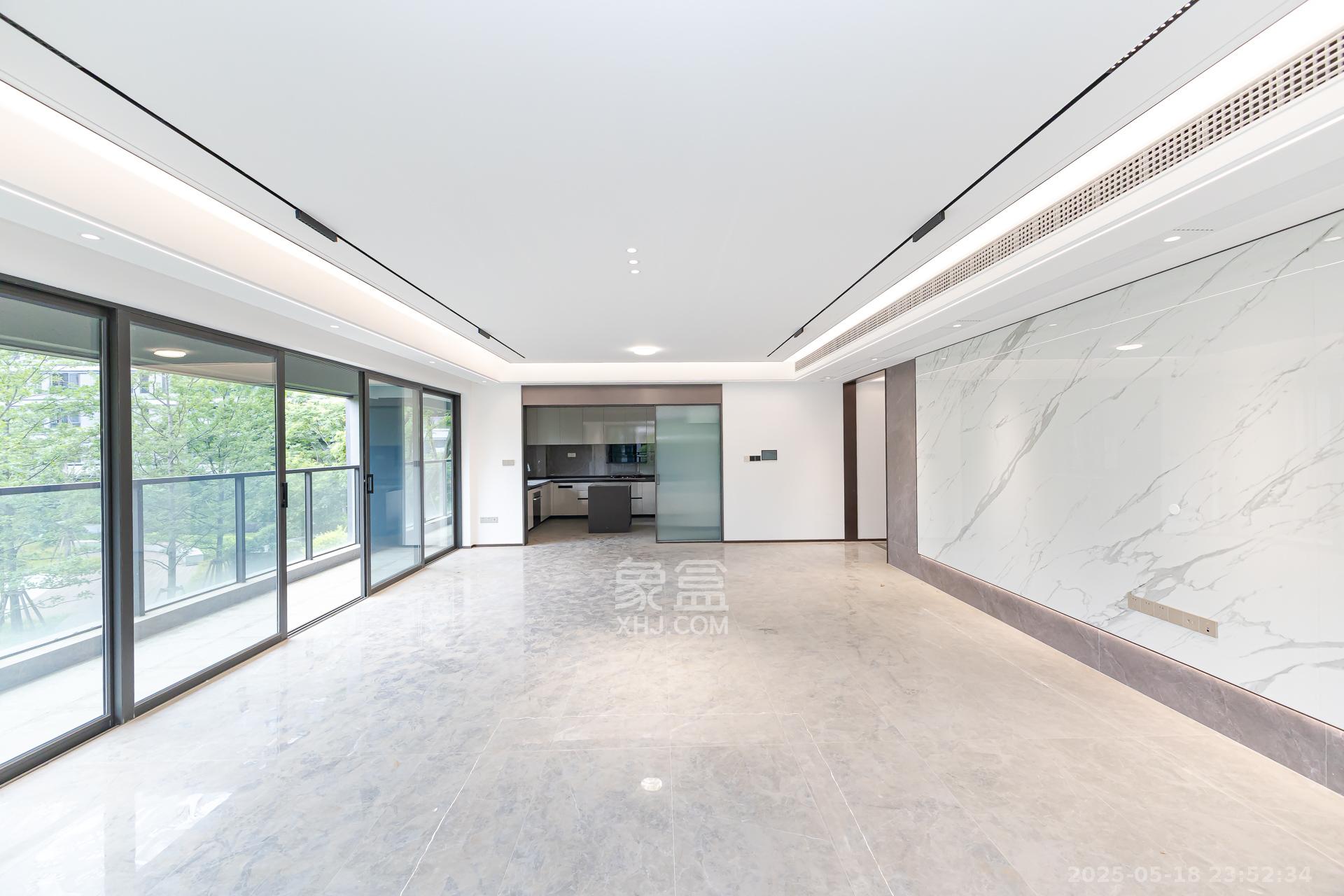 嘉臣道 4室2厅4卫 458.0万 嘉臣道 4室2厅4卫 458.0万客厅