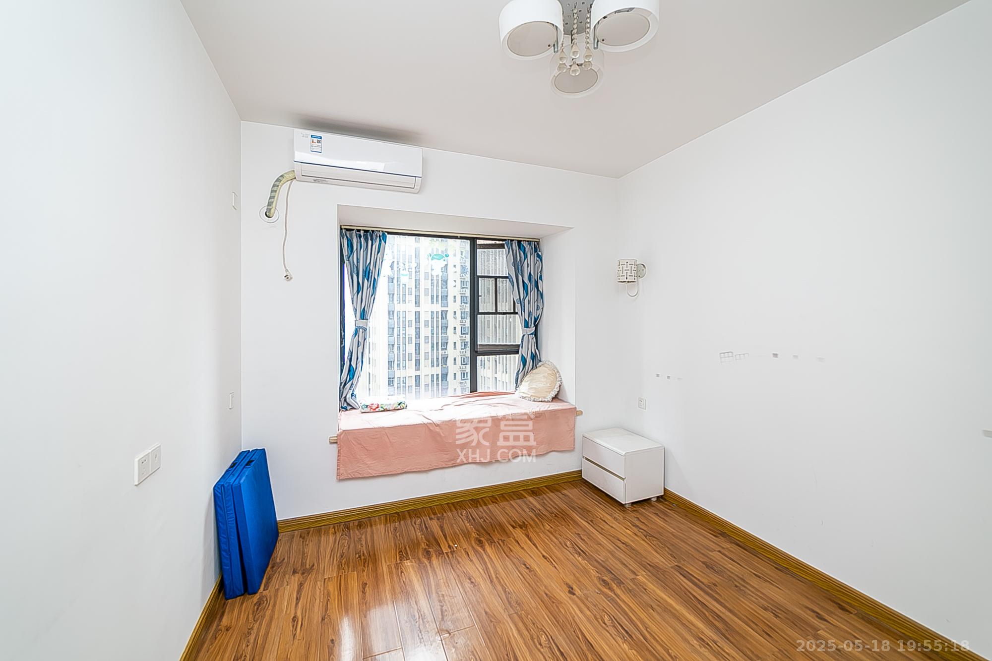 天鸿天府(天鸿中央大院) 4室2厅1卫 132.0万 天鸿天府(天鸿中央大院) 4室2厅1卫 132.0万卧室