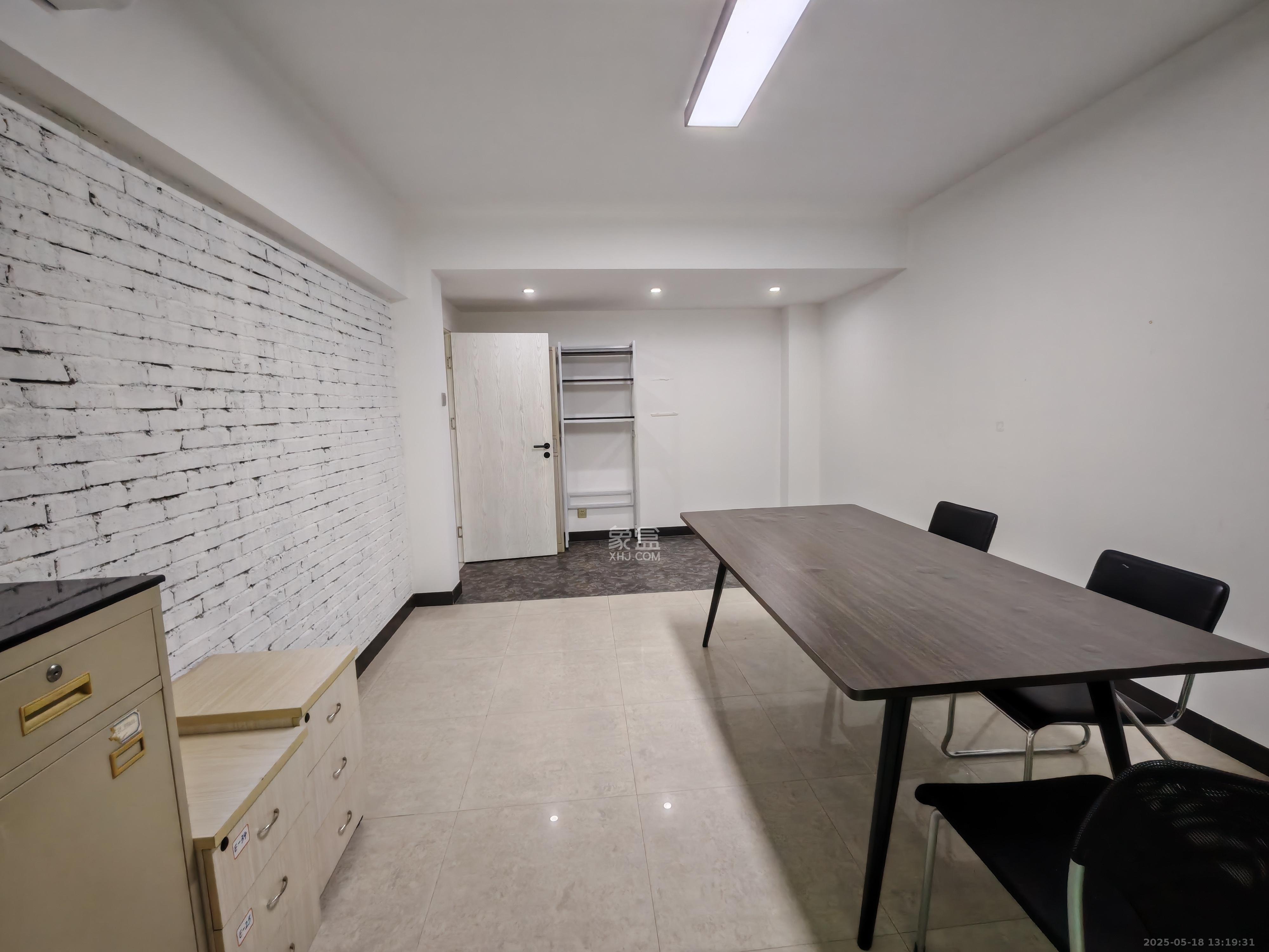 宏华花苑  3室2厅2卫    2600.0元/月 宏华花苑  3室2厅2卫    2600.0元/月室内图