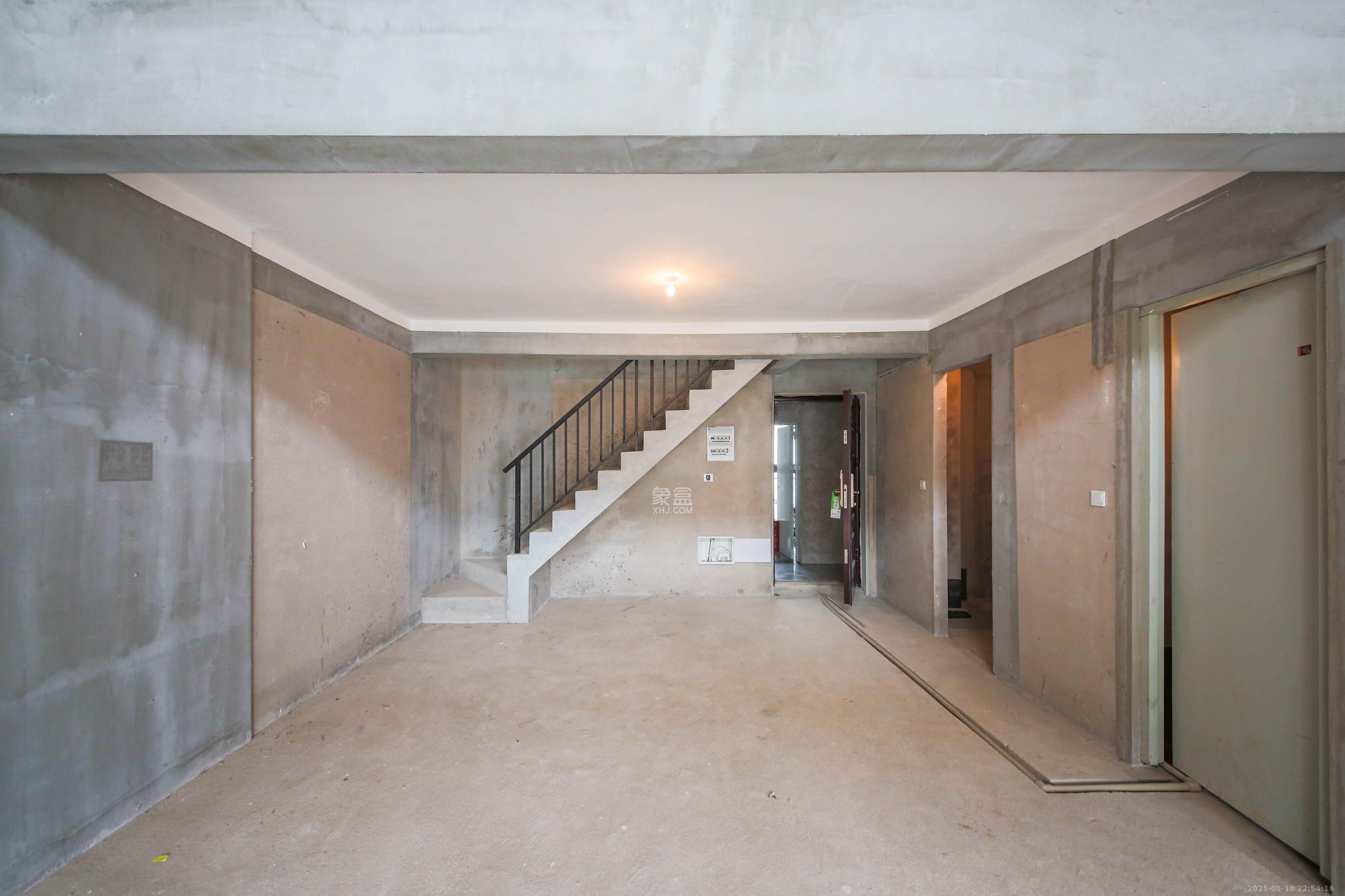 中建钰和城  4室2厅2卫   180.00万客厅
