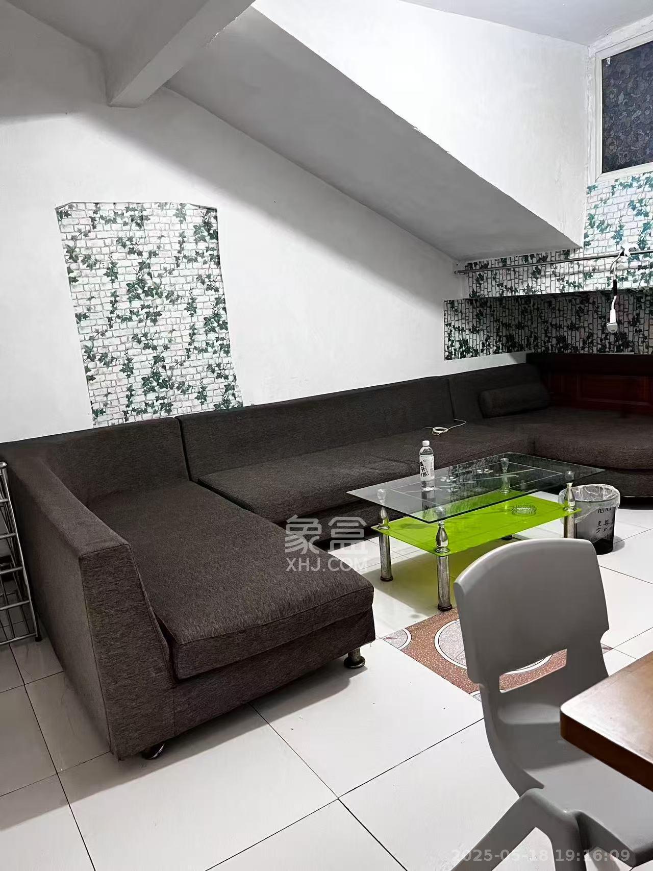 鄱阳小区  2室1厅1卫    950.0元/月 鄱阳小区  2室1厅1卫    950.0元/月室内图