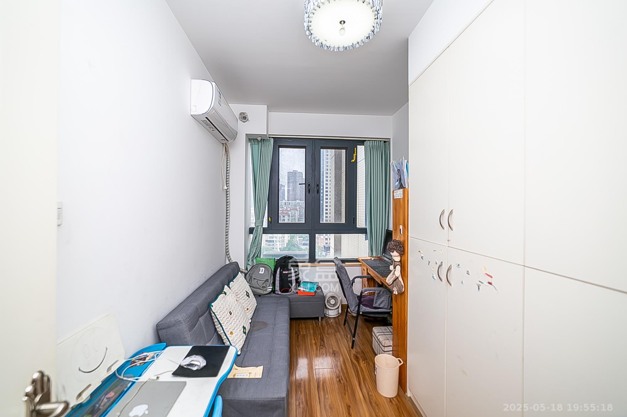 天鸿天府(天鸿中央大院) 4室2厅1卫 132.0万 天鸿天府(天鸿中央大院) 4室2厅1卫 132.0万卧室