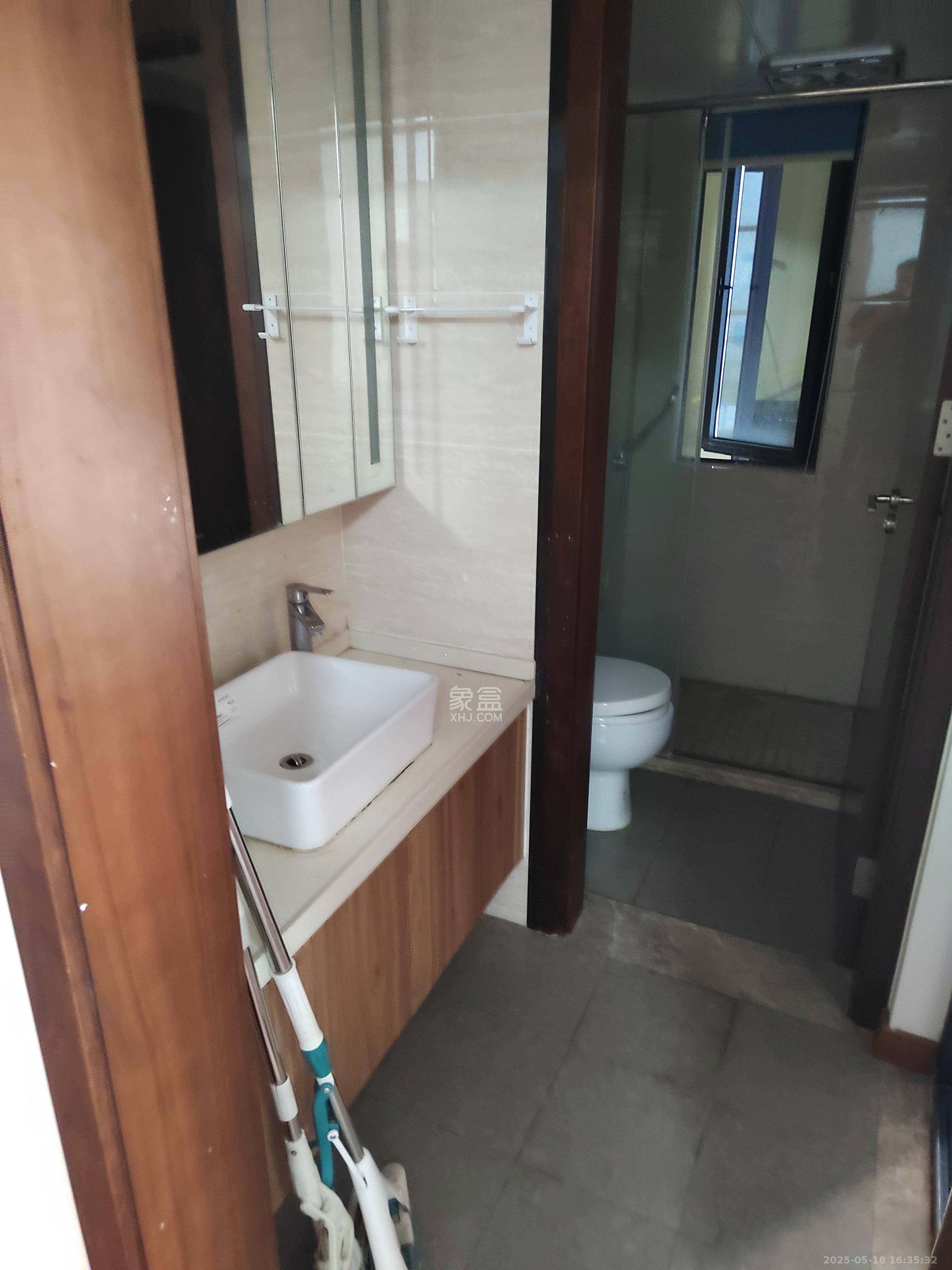 荣泰广场 3室2厅1卫 2400.0元/月 荣泰广场 3室2厅1卫 2400.0元/月室内图