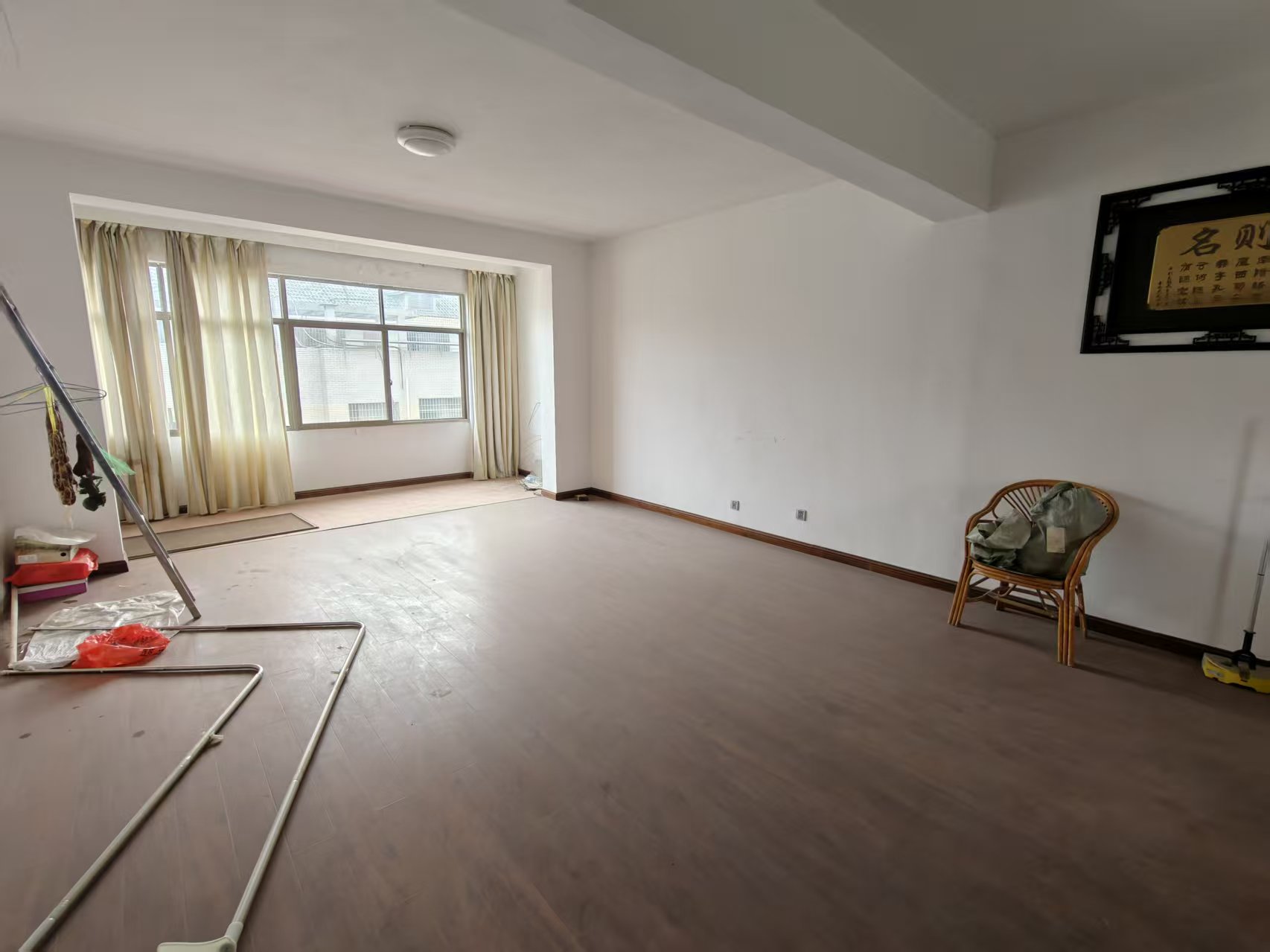 区教师新村 5室2厅2卫 86.0万 区教师新村 5室2厅2卫 86.0万客厅