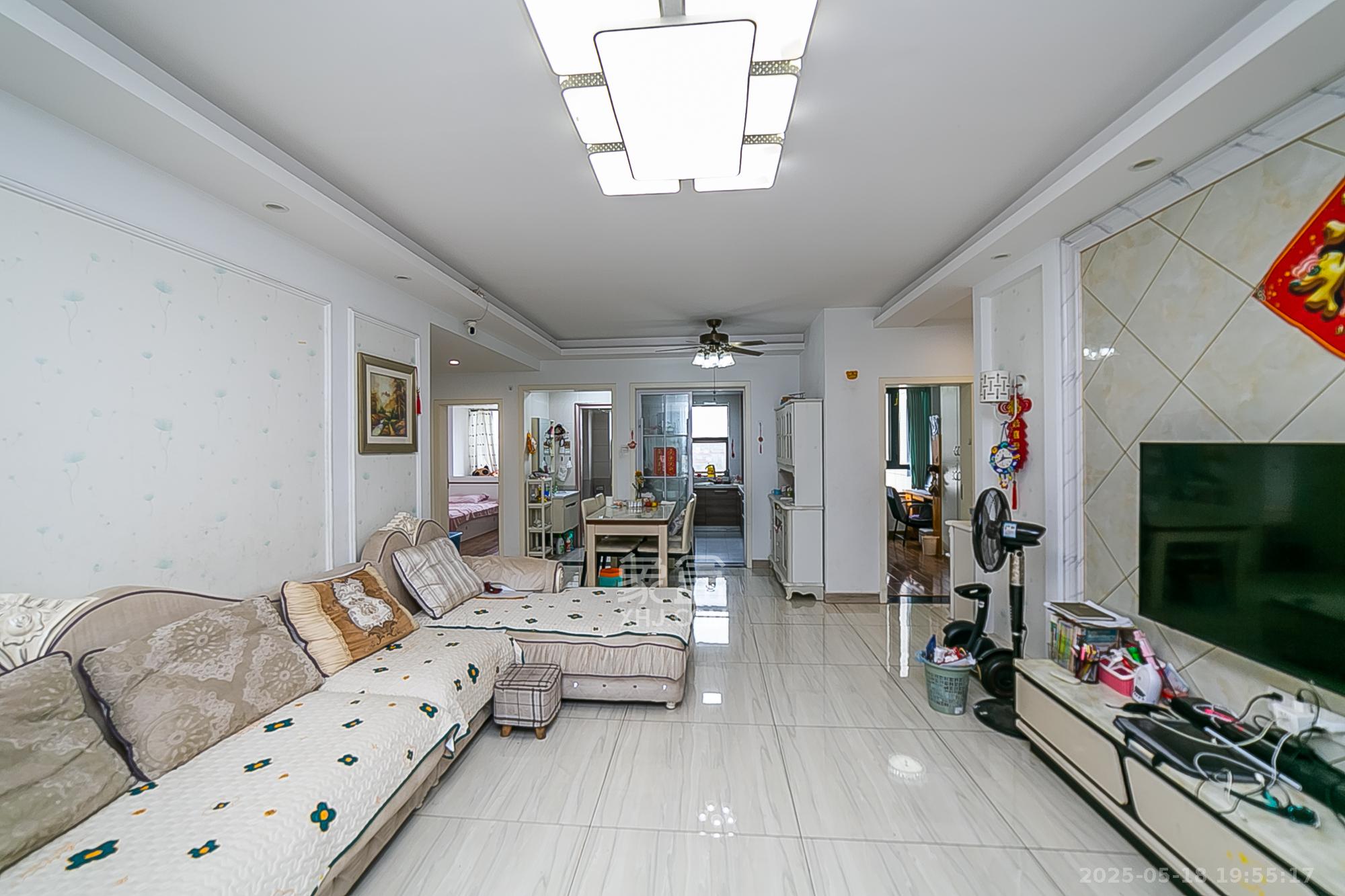 天鸿天府(天鸿中央大院) 4室2厅1卫 132.0万 天鸿天府(天鸿中央大院) 4室2厅1卫 132.0万客厅