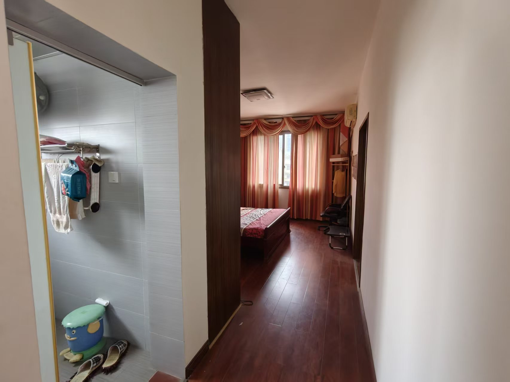 区教师新村 5室2厅2卫 86.0万 区教师新村 5室2厅2卫 86.0万客厅