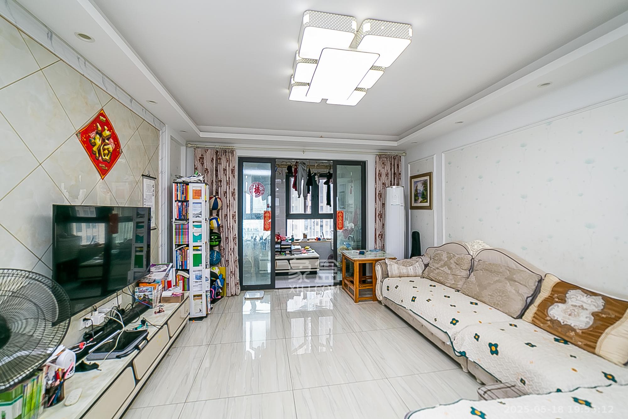 天鸿天府(天鸿中央大院) 4室2厅1卫 132.0万 天鸿天府(天鸿中央大院) 4室2厅1卫 132.0万客厅