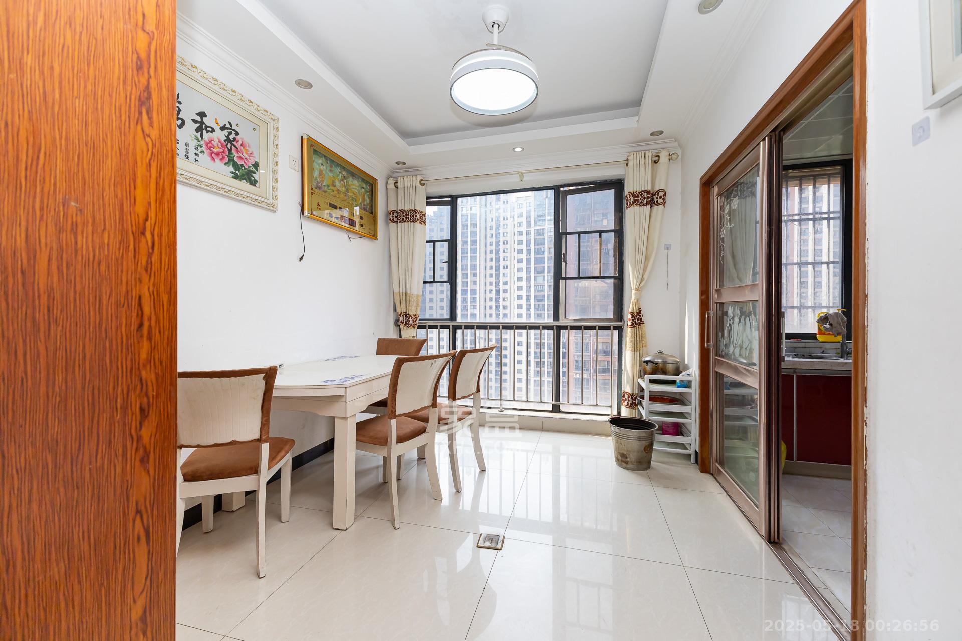 珠江东方明珠(新地东方明珠)三期 4室2厅2卫 89.8万 珠江东方明珠(新地东方明珠)三期 4室2厅2卫 89.8万客厅