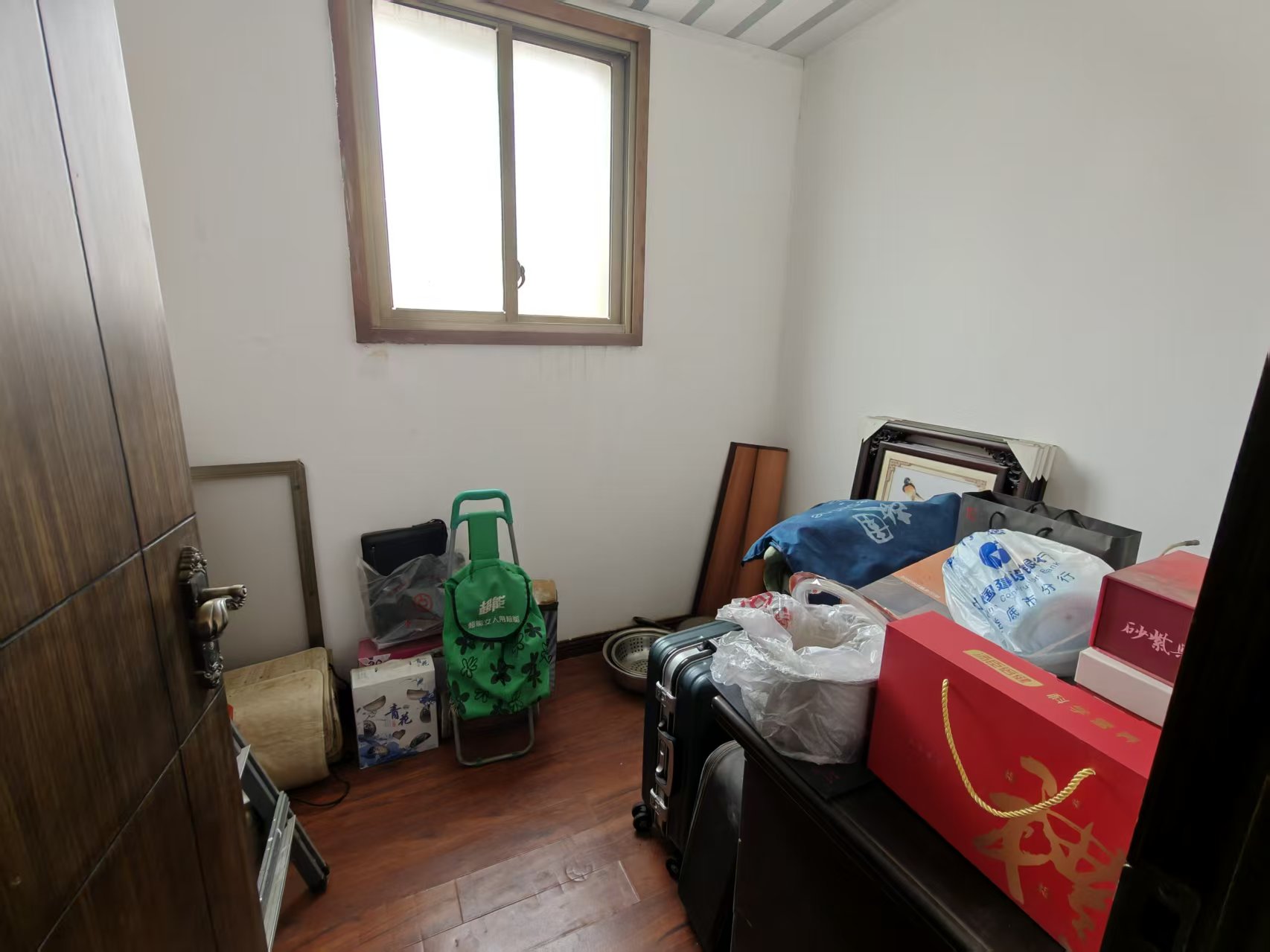 区教师新村 5室2厅2卫 86.0万 区教师新村 5室2厅2卫 86.0万客厅