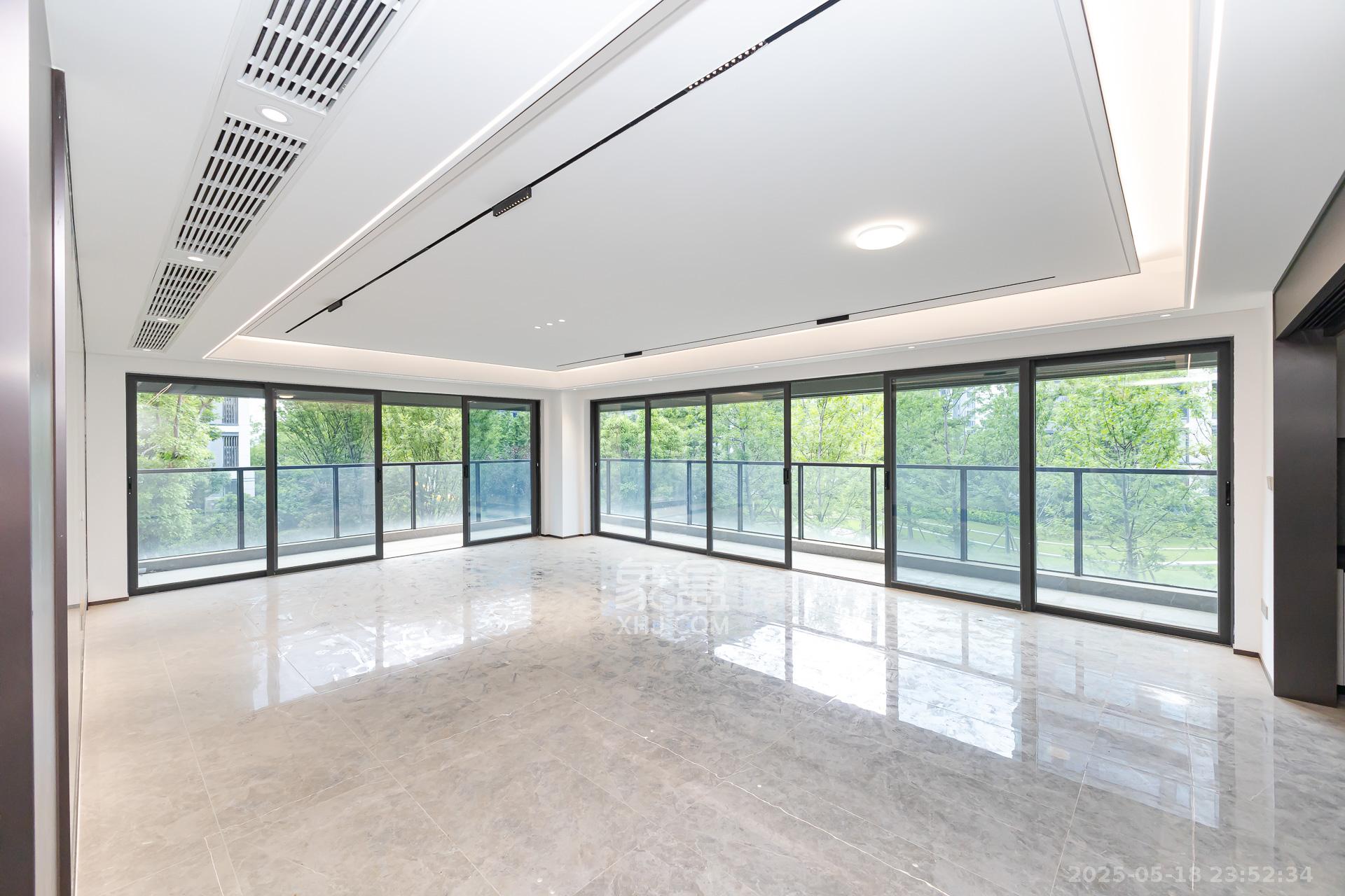 嘉臣道 4室2厅4卫 458.0万 嘉臣道 4室2厅4卫 458.0万客厅