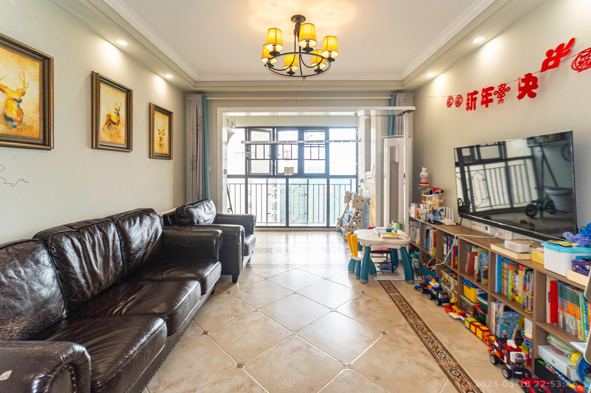 金科时代中心 3室2厅2卫 75.8万 金科时代中心 3室2厅2卫 75.8万客厅