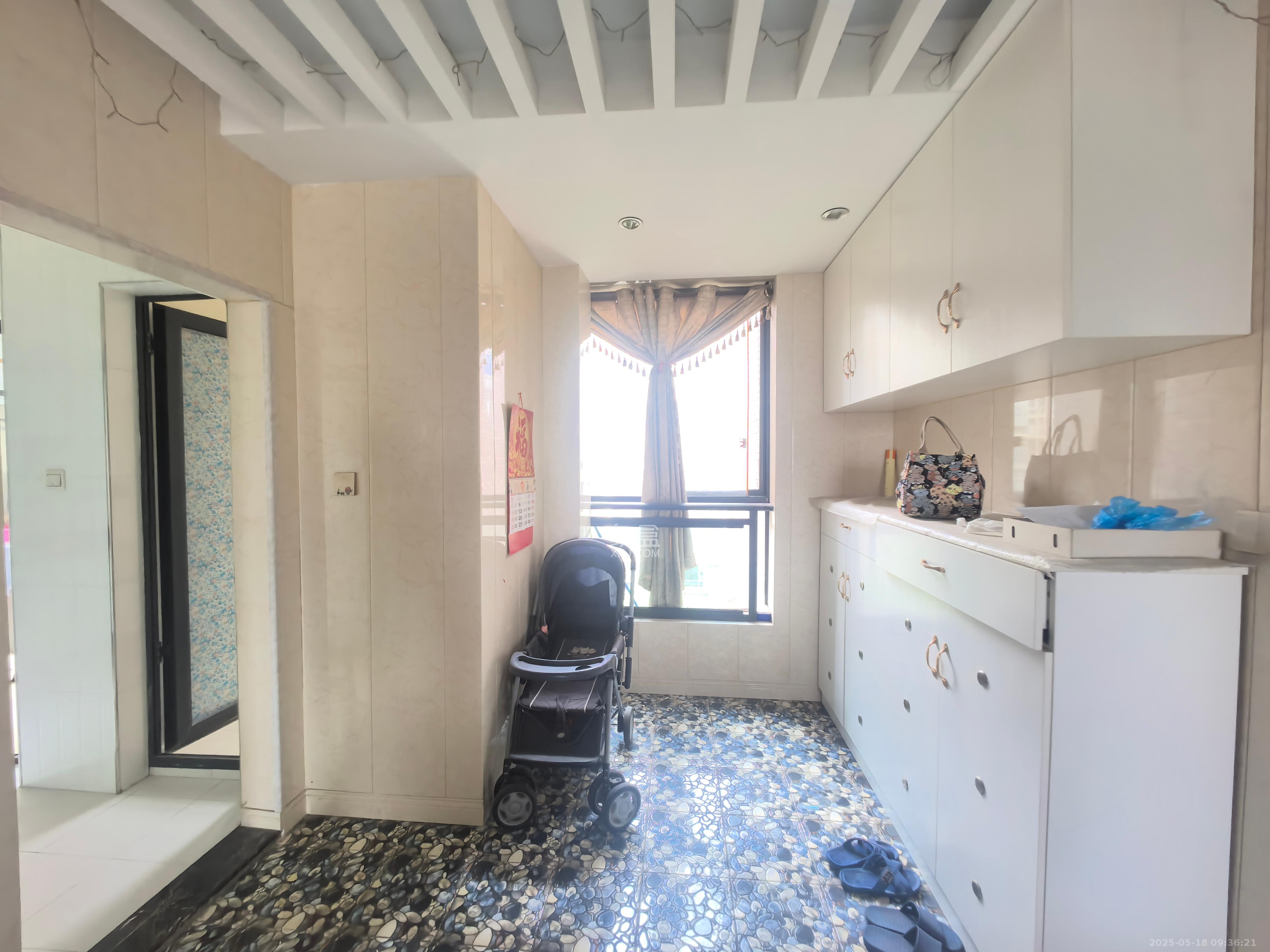 东方名苑臻嘉园  3室2厅3卫    98.8万 东方名苑臻嘉园  3室2厅3卫    98.8万客厅